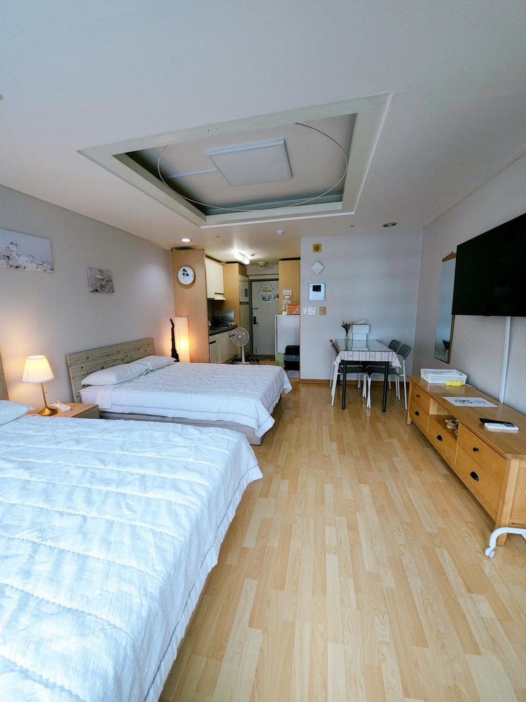 Hongdae Residence-2 1min from Hongik Uni station Exit #1 view 3