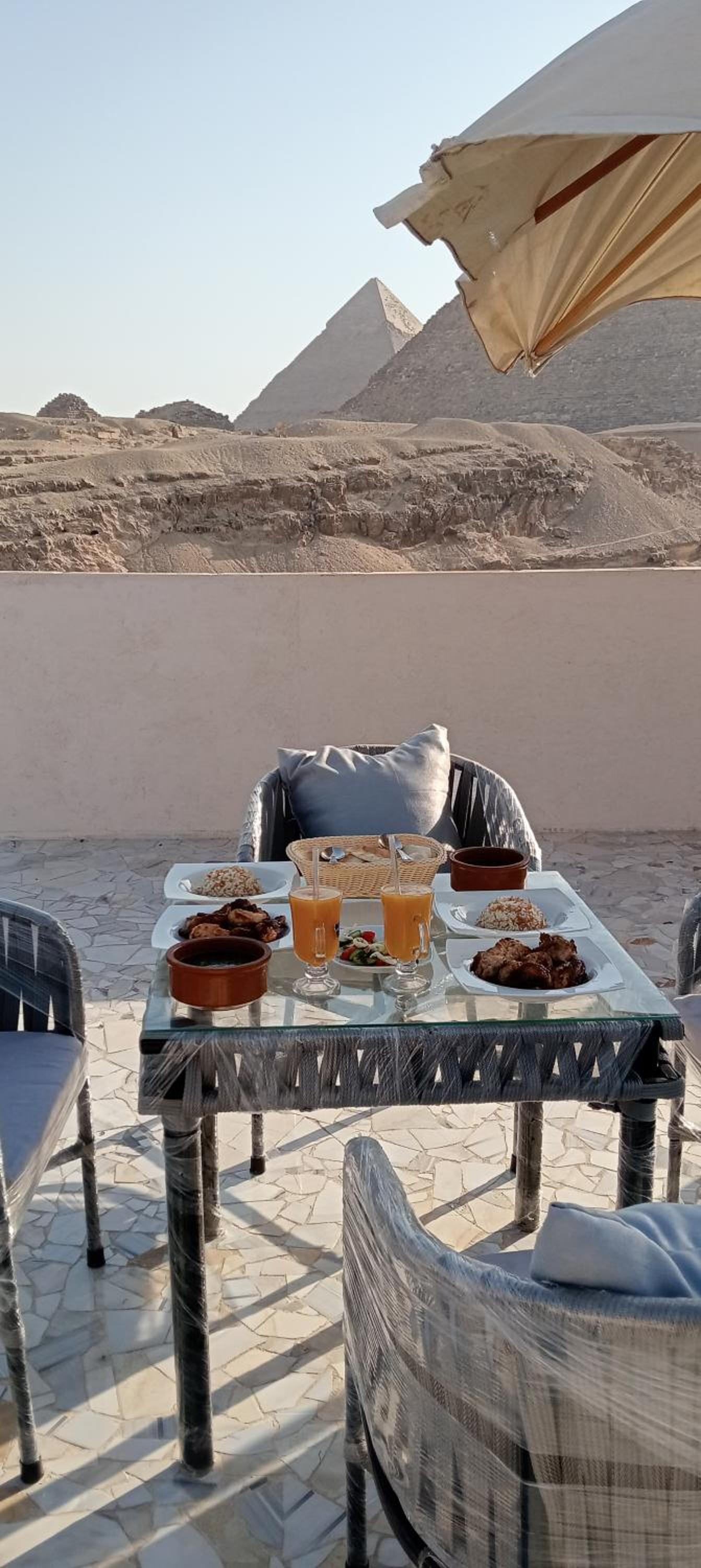 Sola Pyramids inn