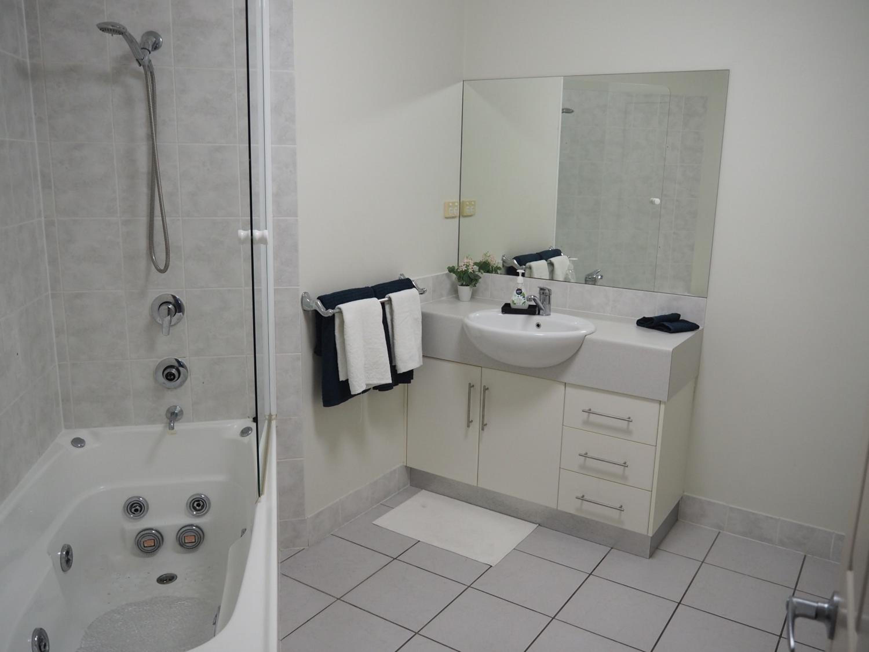 Oceanbreeze Apartment in Cairns North - Image 4