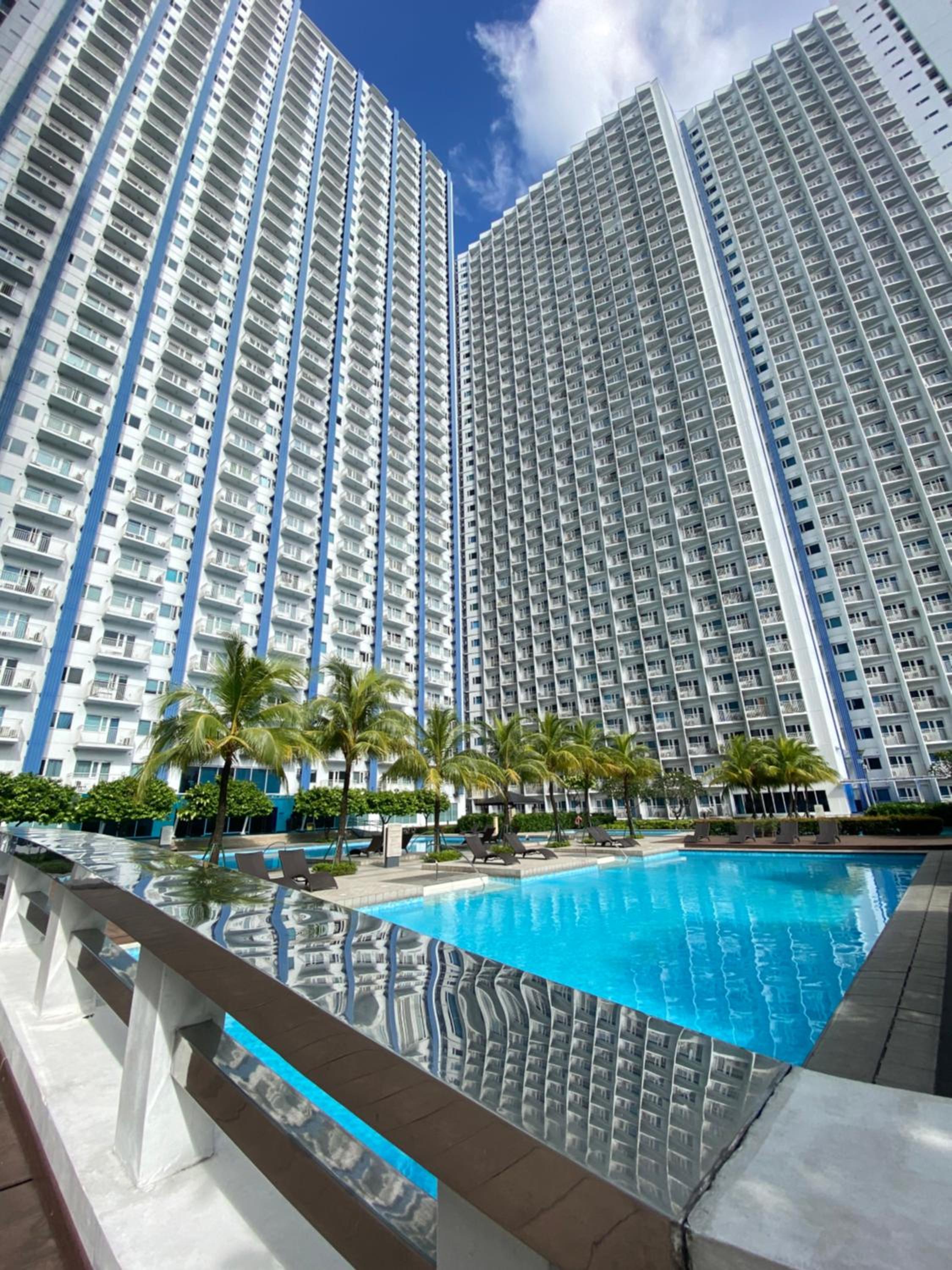 Jazz 1BR with Balcony Skyline View Near Poblacion Bars view 3