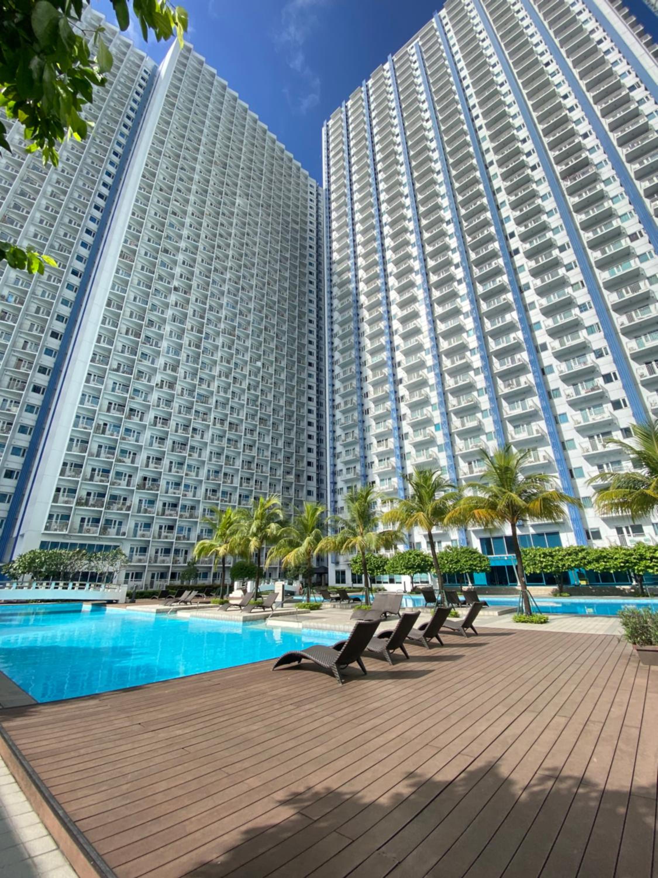 Jazz 1BR with Balcony Skyline View Near Poblacion Bars view 2