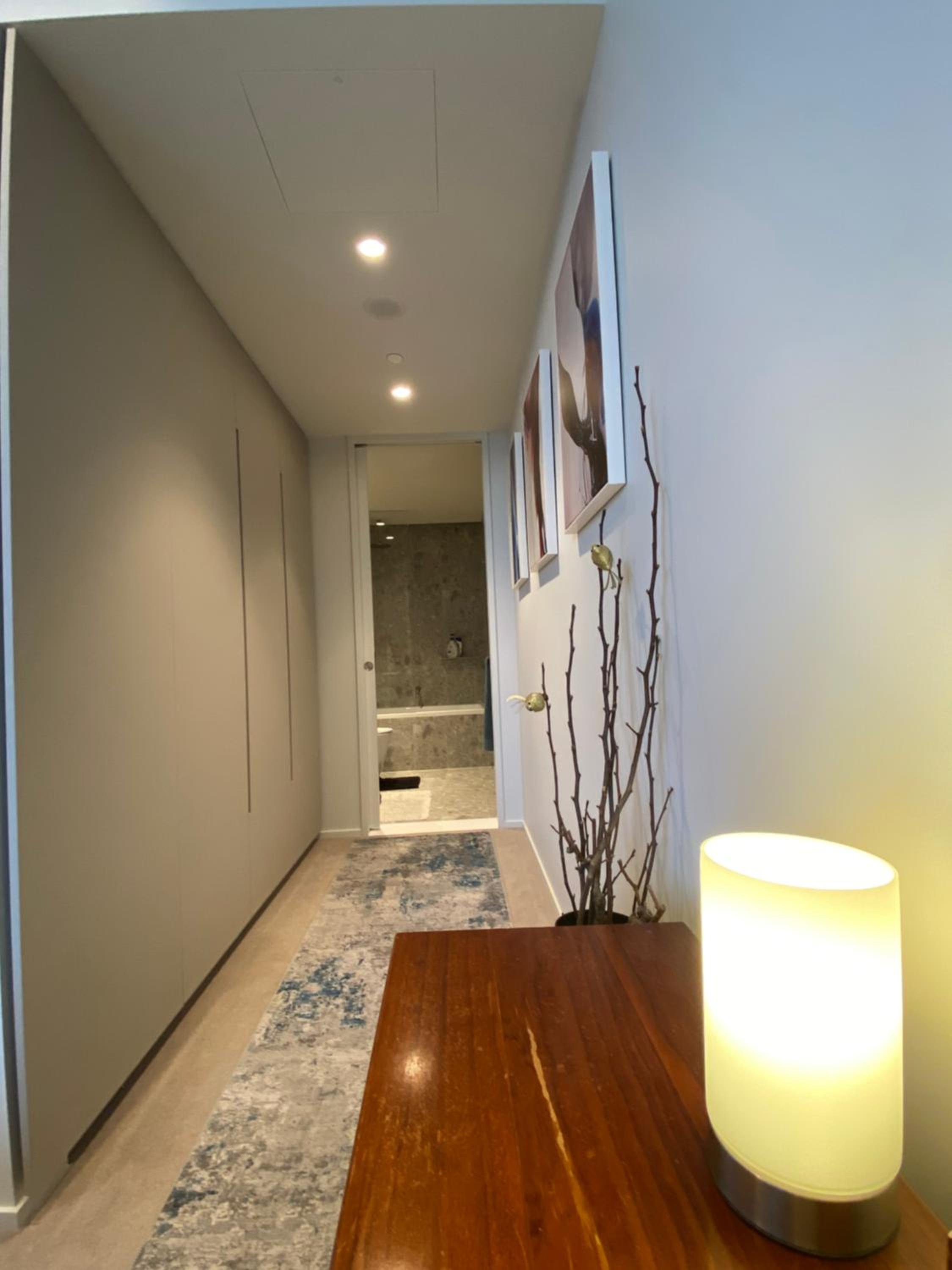 Marina View Comfy Ensuite Room With Private Host and Dogs SOLO Guest Only