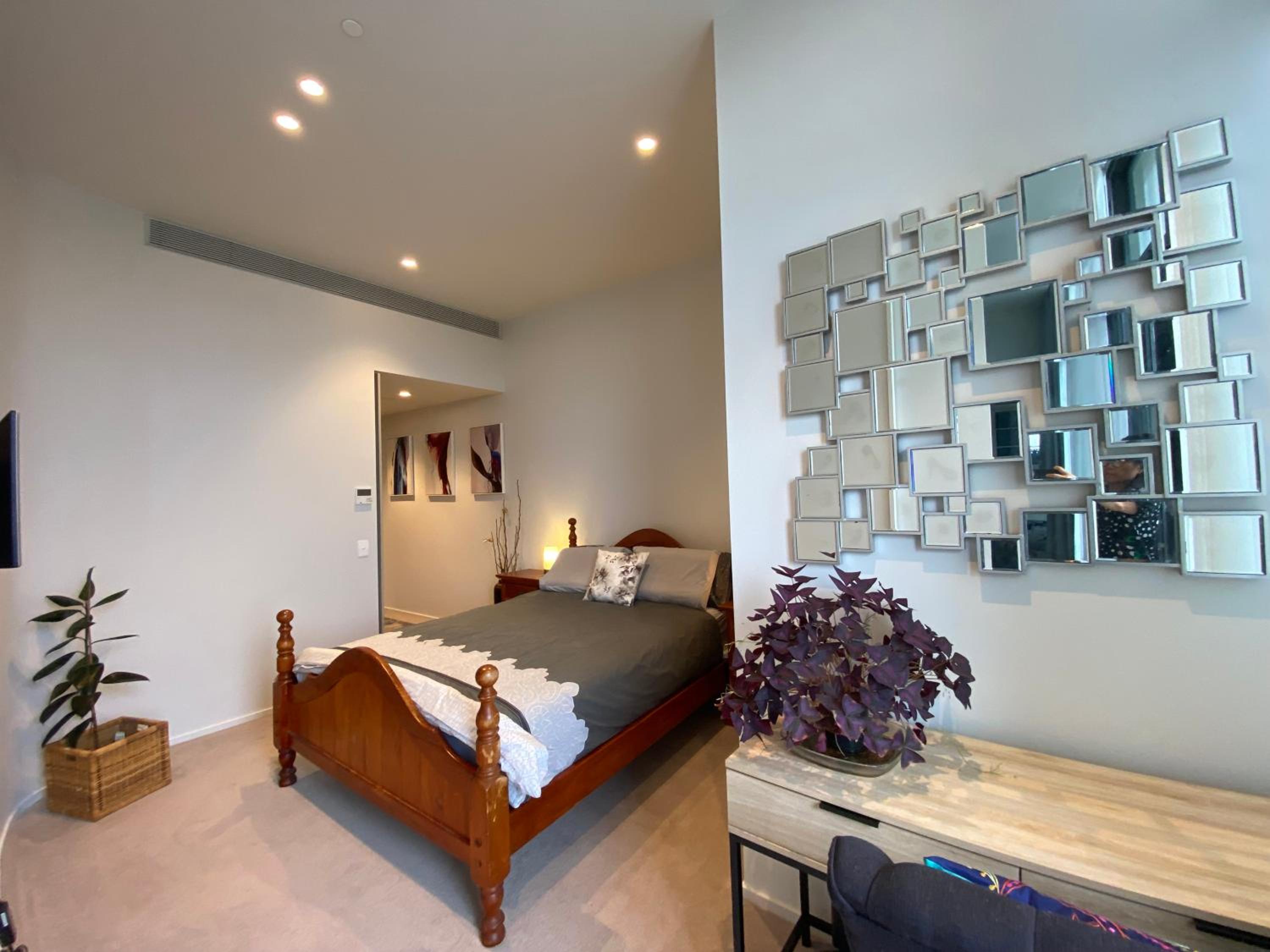 Marina View Comfy Ensuite Room With Private Host and Dogs SOLO Guest Only