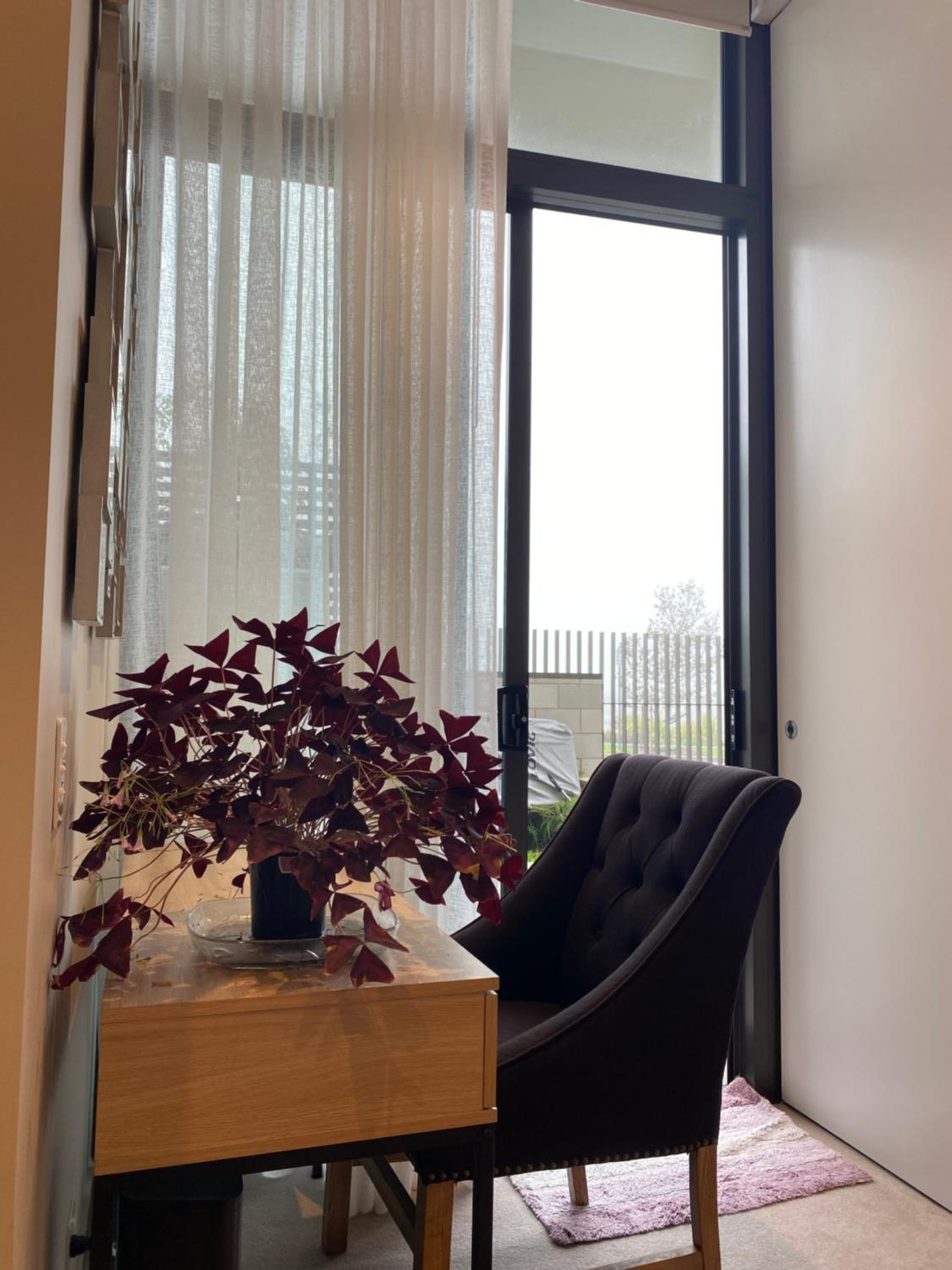 Marina View Comfy Ensuite Room With Private Host and Dogs SOLO Guest Only