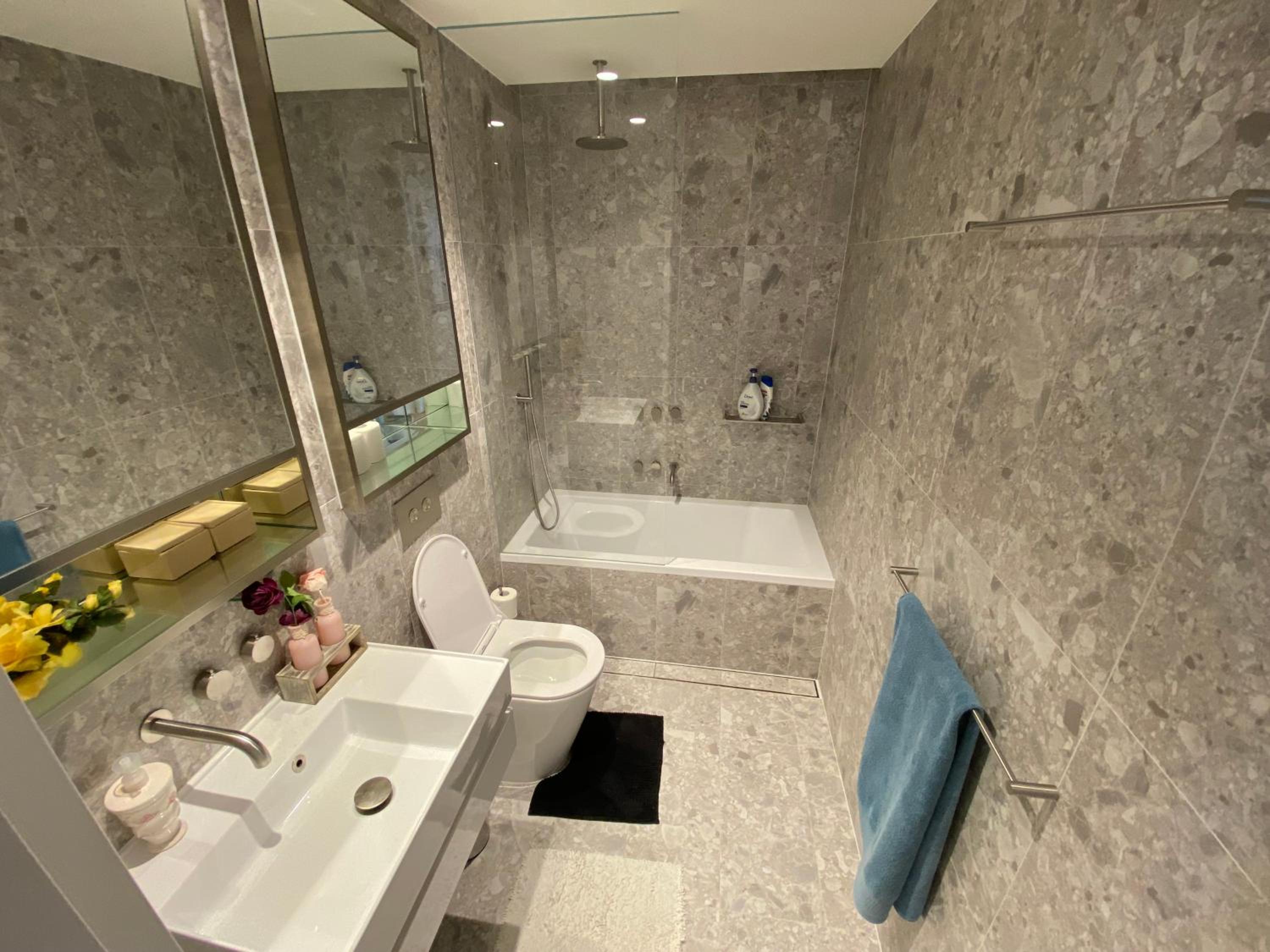 Marina View Comfy Ensuite Room With Private Host and Dogs SOLO Guest Only