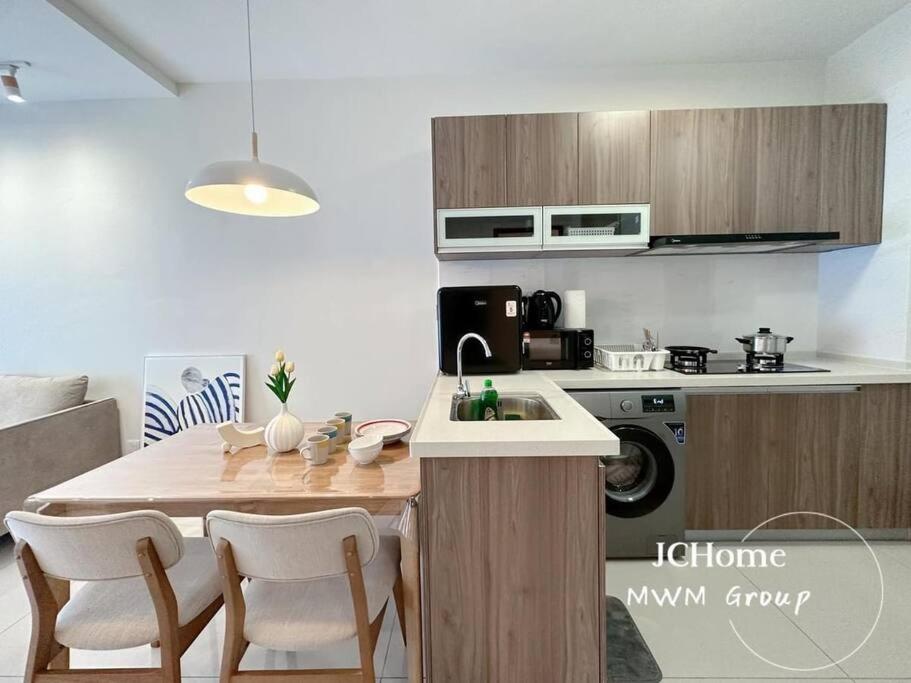 Central Park Stay chill, stay here Netflix House JCHome by MWM