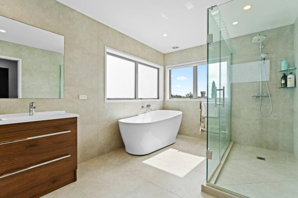 Welcome to Luxury Living in CBD Near Mission Bay view 3
