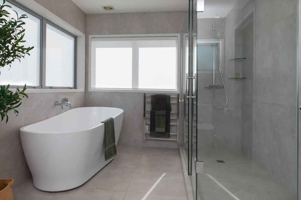 Welcome to Luxury Living in CBD Near Mission Bay view 4