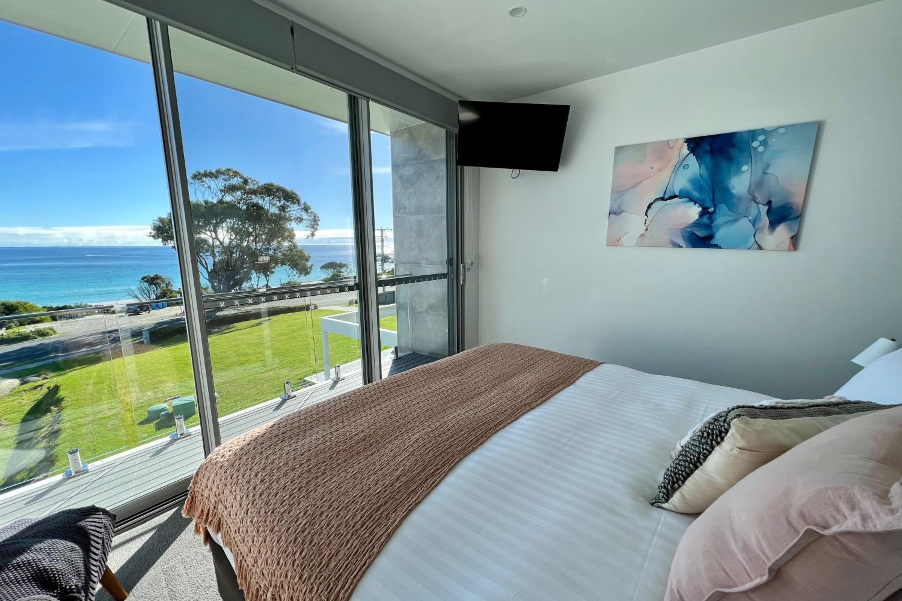 BEACHHOUSE BINALONG Luxury waterfront holiday house at Bay of Fires