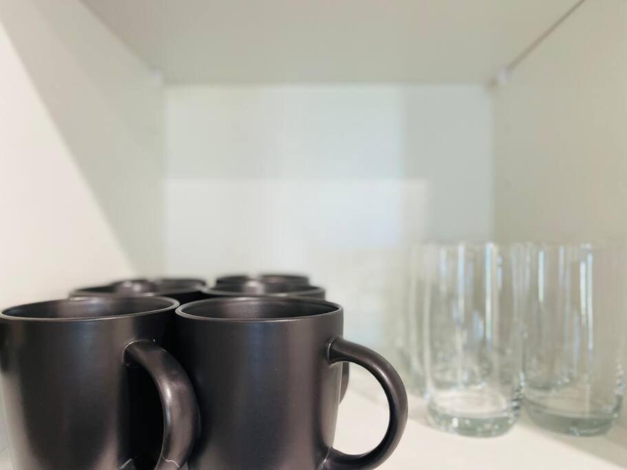Modern stylish 3 bedroom condo - Parking, Gym, Pool