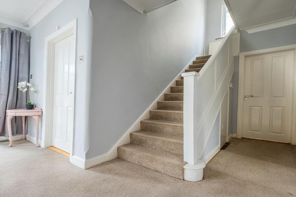 4 double bedrooms Lux Villa in Malone Belfast view 2