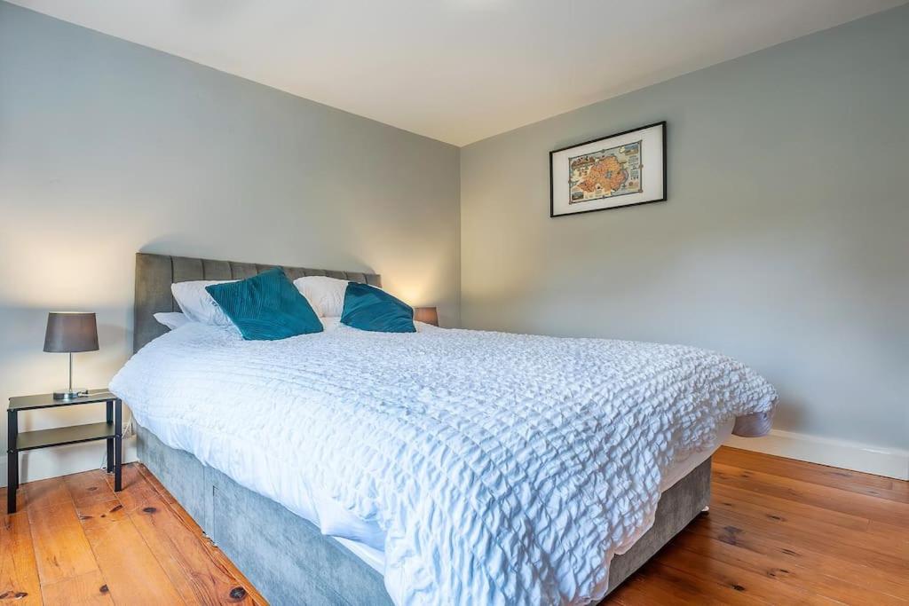 4 double bedrooms Lux Villa in Malone Belfast view 3