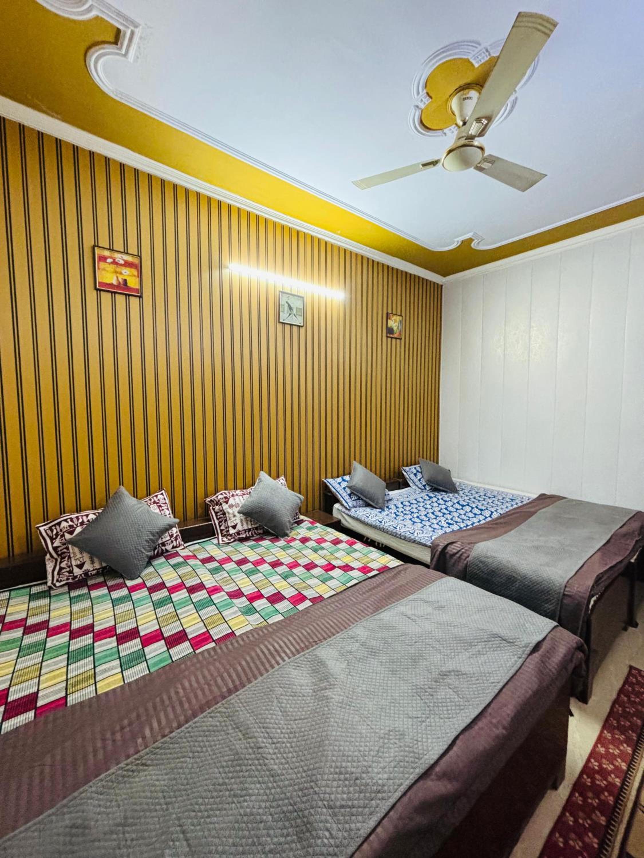 Friends Guest House & Hostel- near TAJ MAHAL