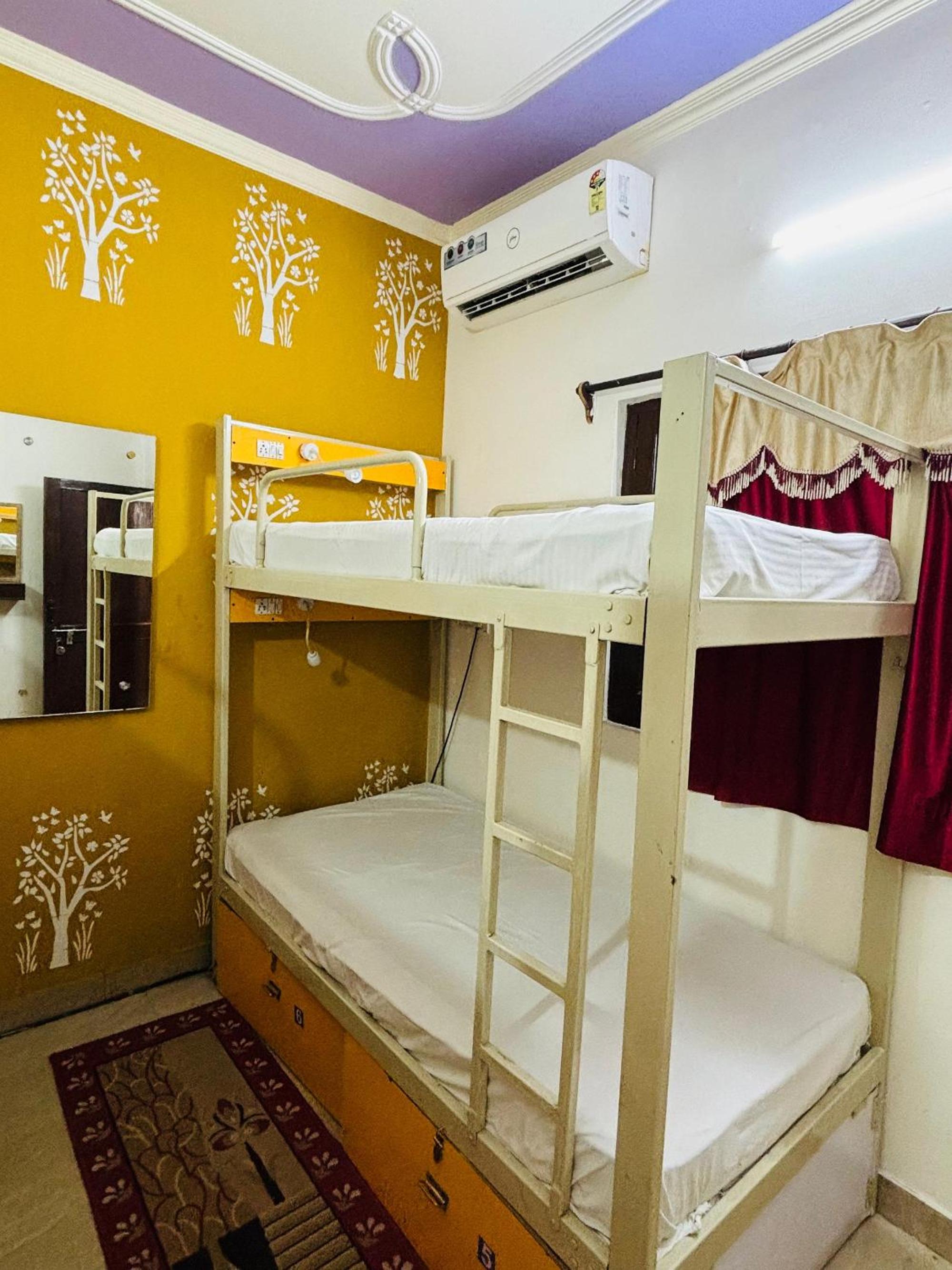 Friends Guest House & Hostel- near TAJ MAHAL