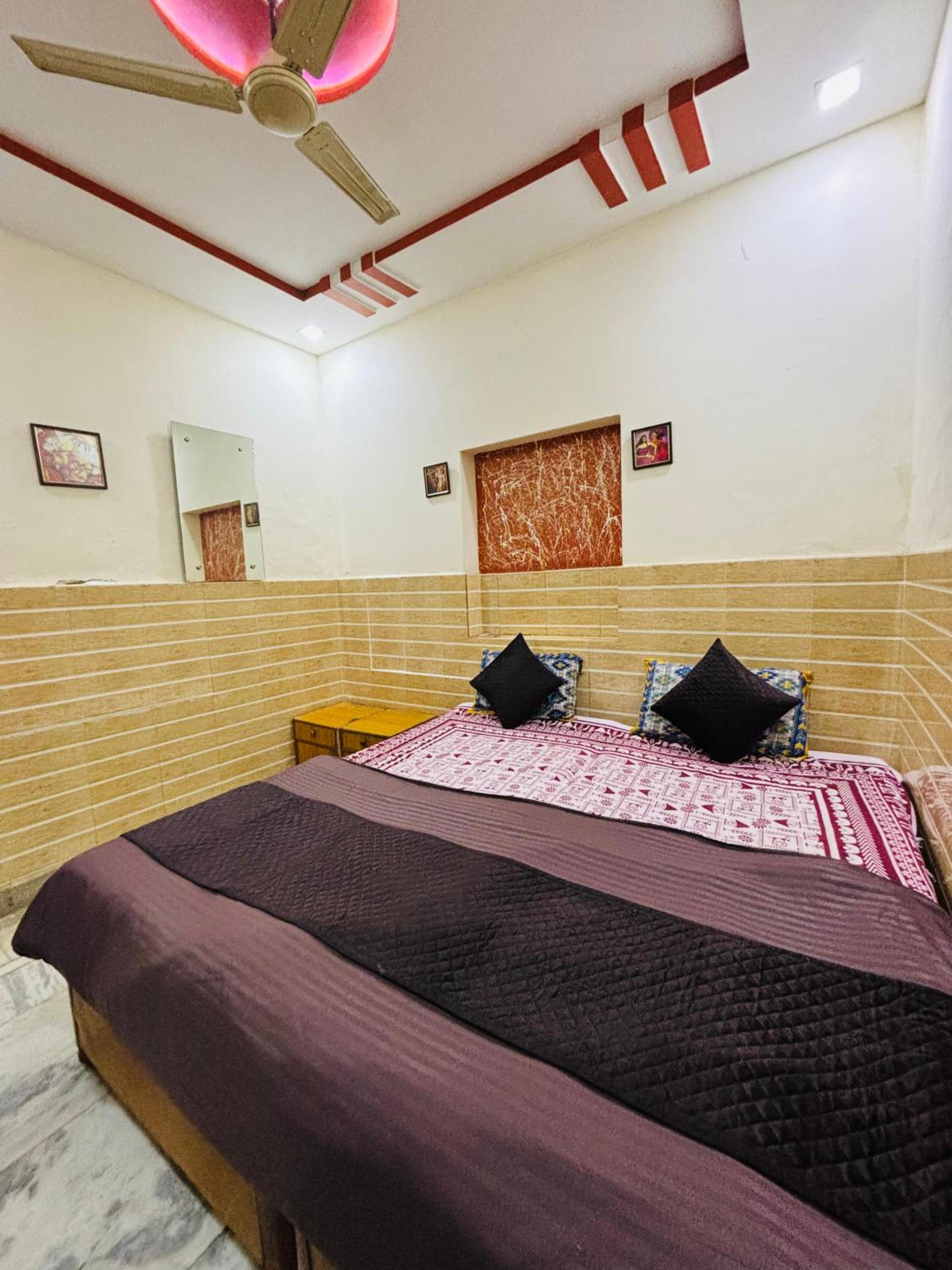 Friends Guest House & Hostel- near TAJ MAHAL
