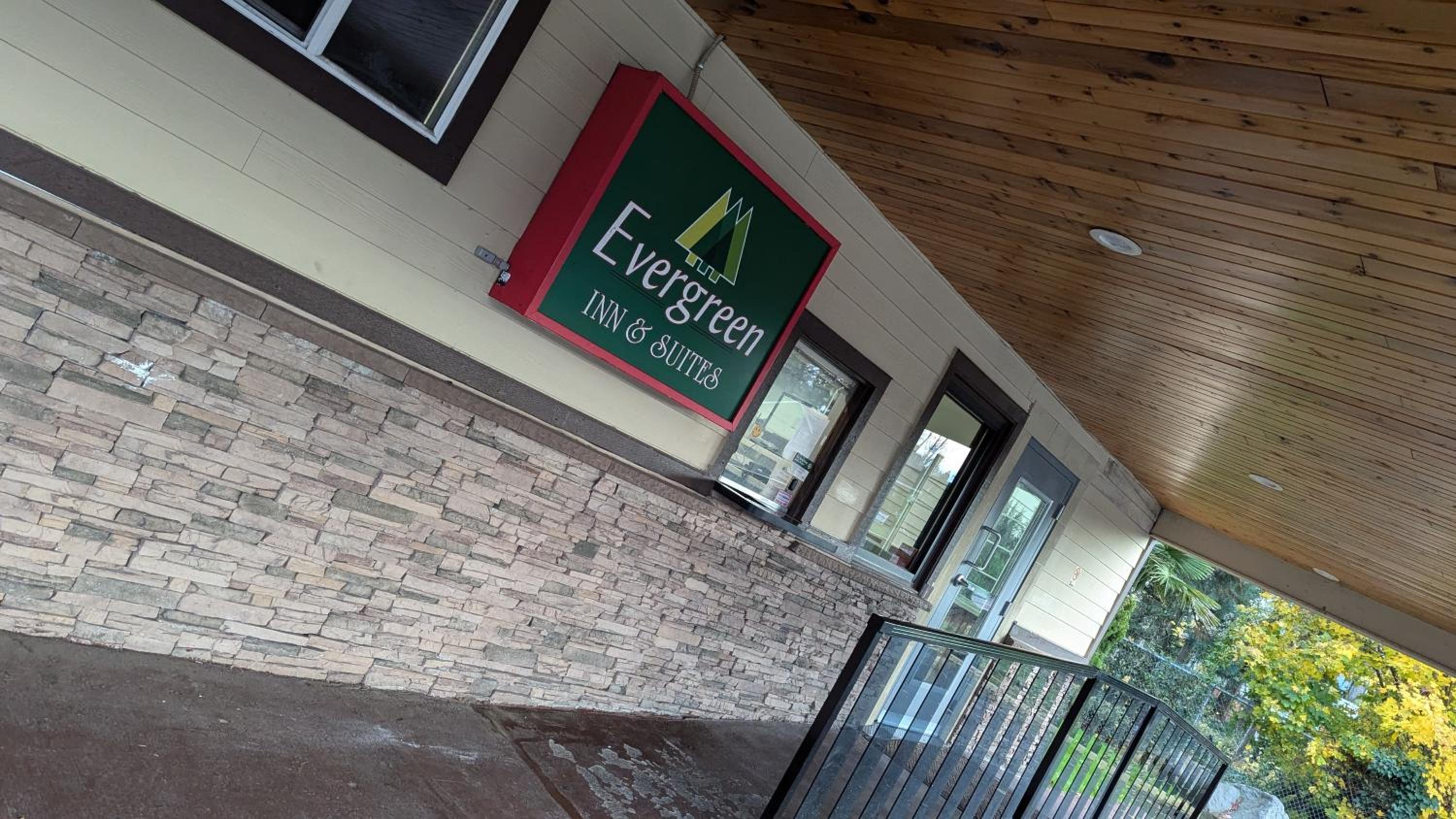 Evergreen Inn & Suites Portland 4