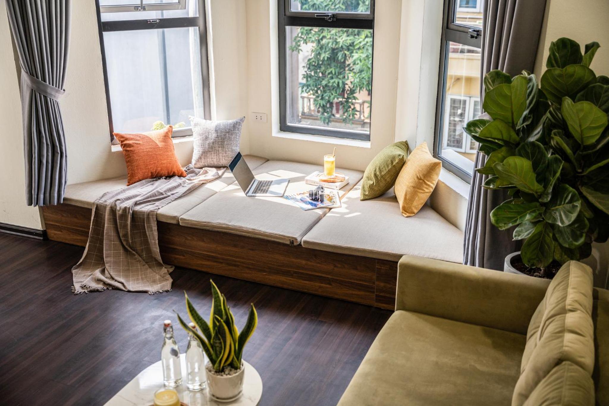 Luxurious Balcony Condo Pool City Central