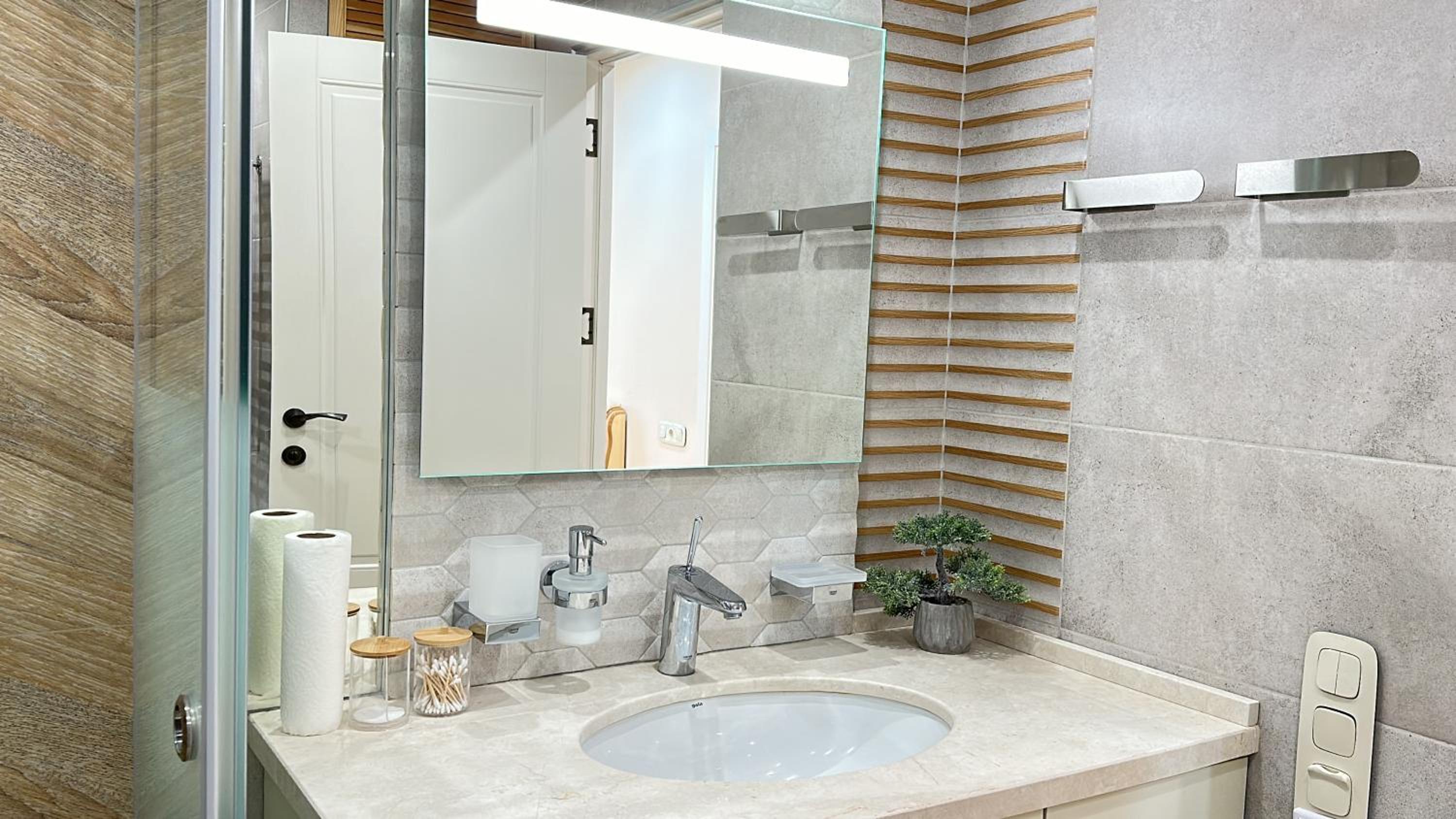 RARE FIND! UNBEATABLE LOCATION! FIVE STARs, SPARKLING APARTMENT IN THE HEART OF YEREVAN!