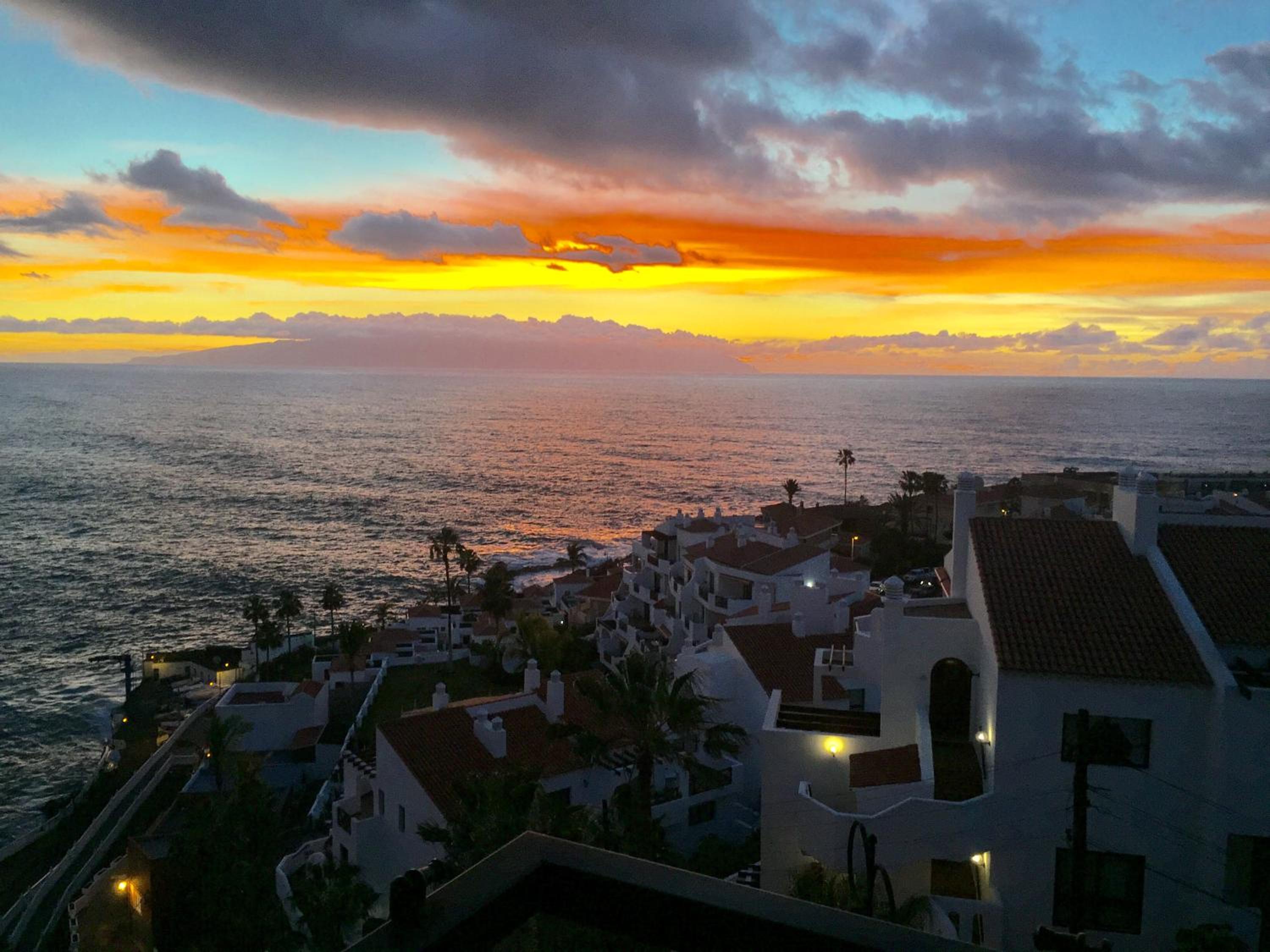 Apartamentos Lago Oceanfront with Los Gigantes and La Gomera Views