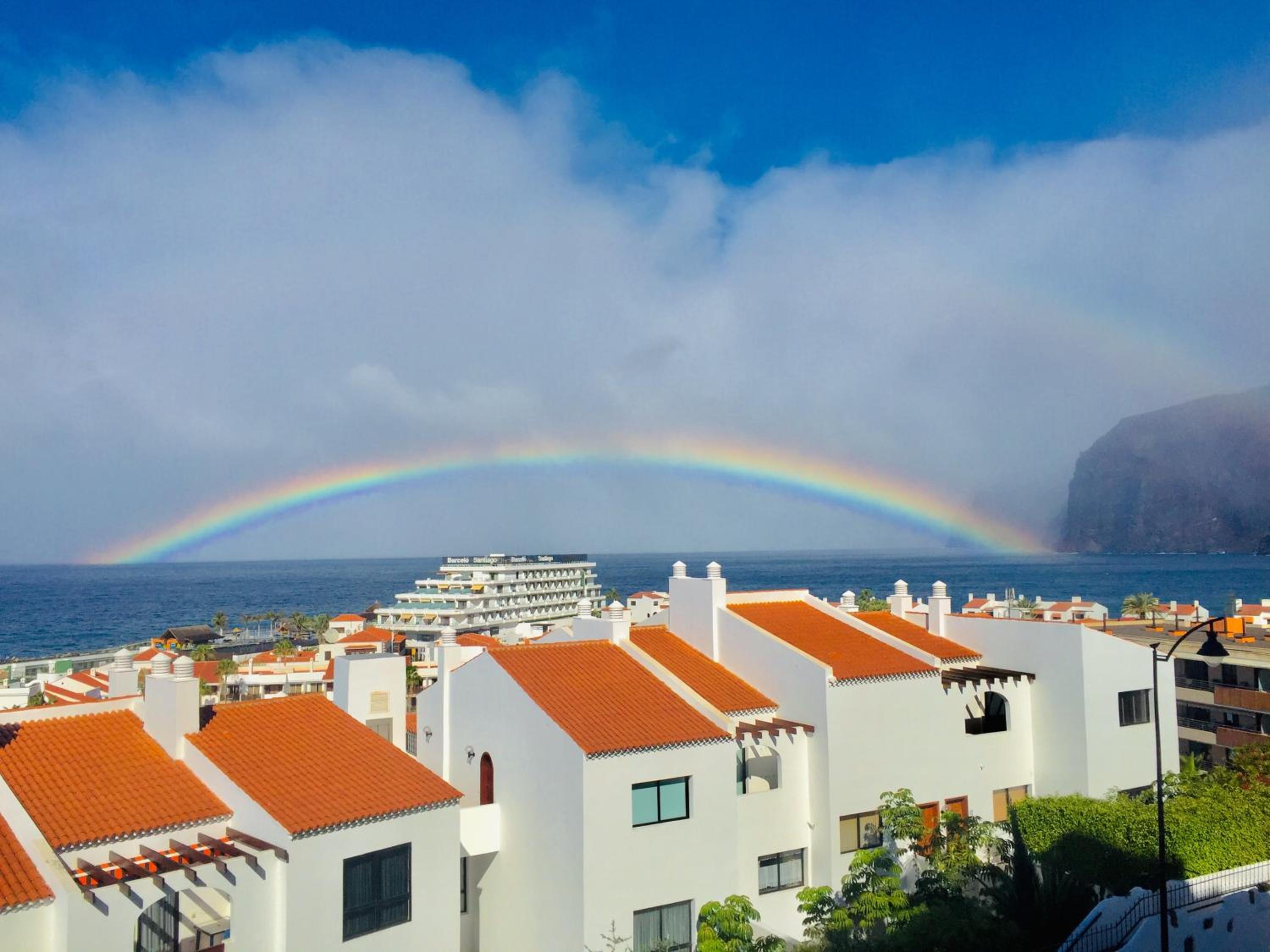 Apartamentos Lago Oceanfront with Los Gigantes and La Gomera Views