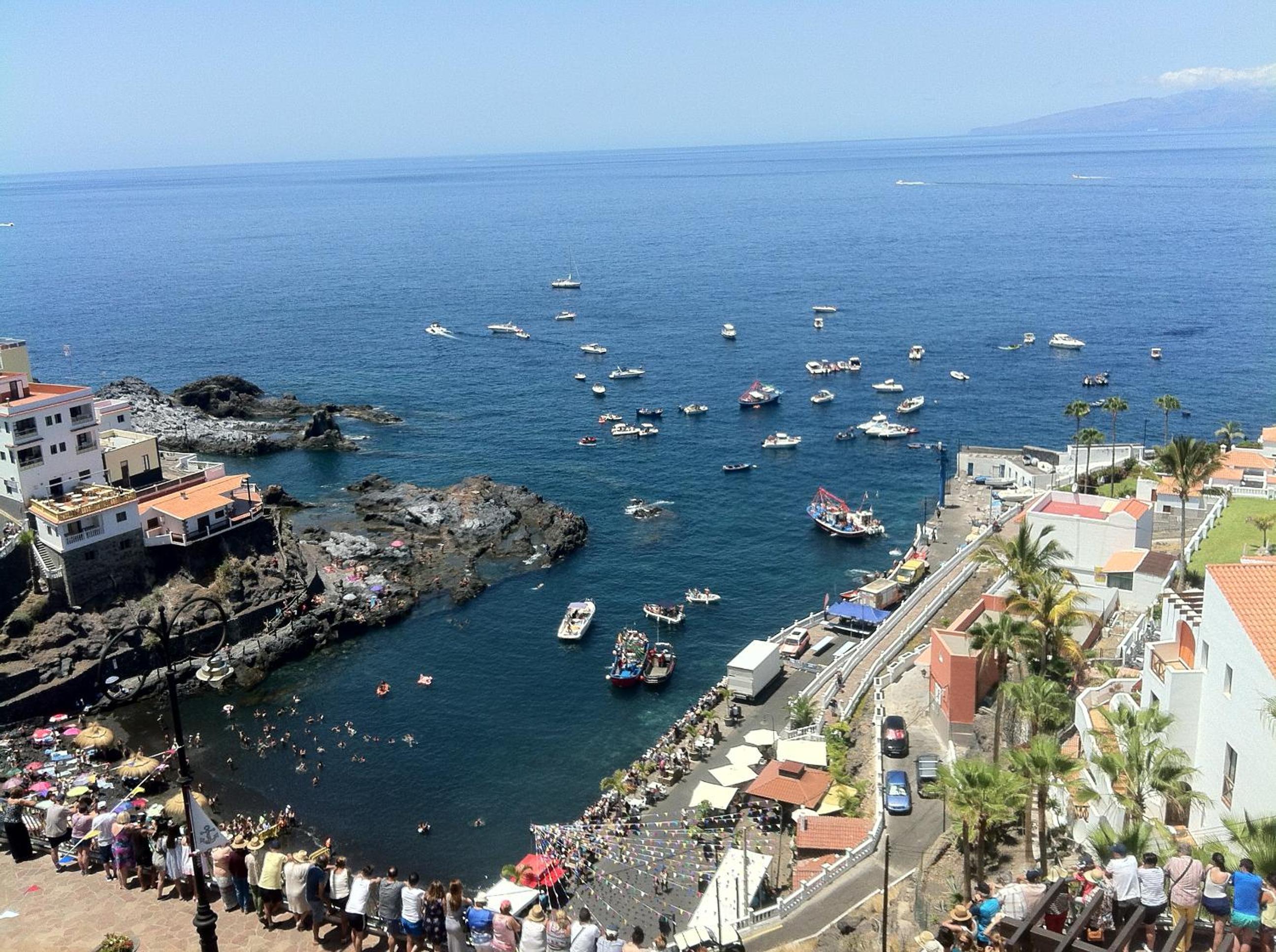Apartamentos Lago Oceanfront with Los Gigantes and La Gomera Views