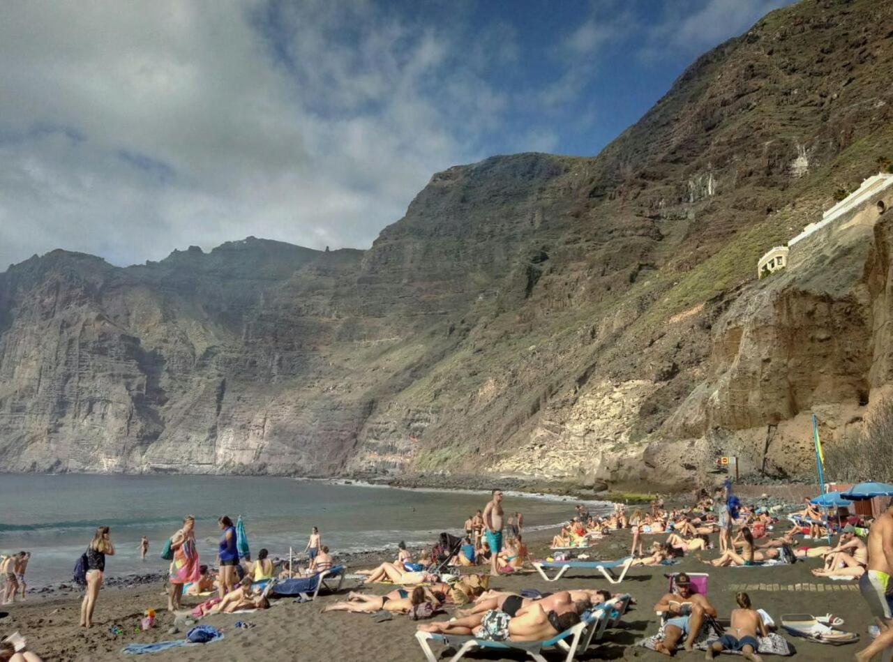 Apartamentos Lago Oceanfront with Los Gigantes and La Gomera Views