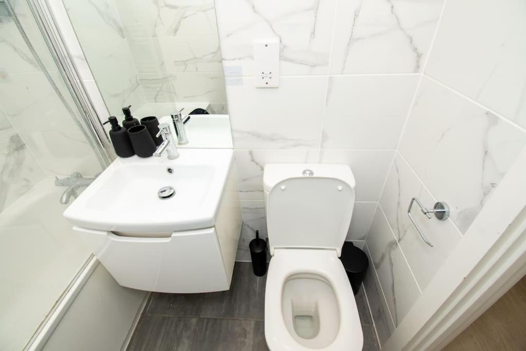 Tranquil 1BR in Heathrow with Free Parking view 2