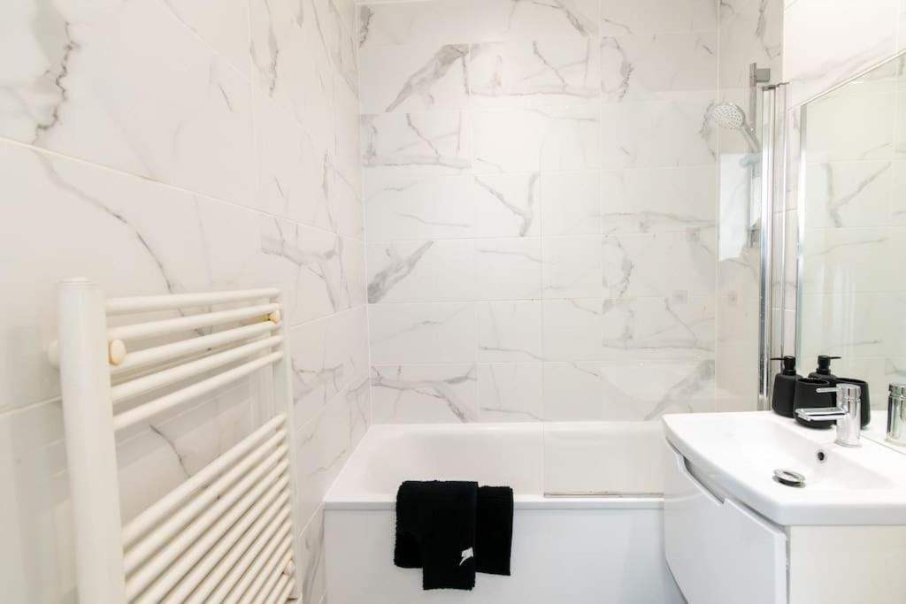 Tranquil 1BR in Heathrow with Free Parking view 3