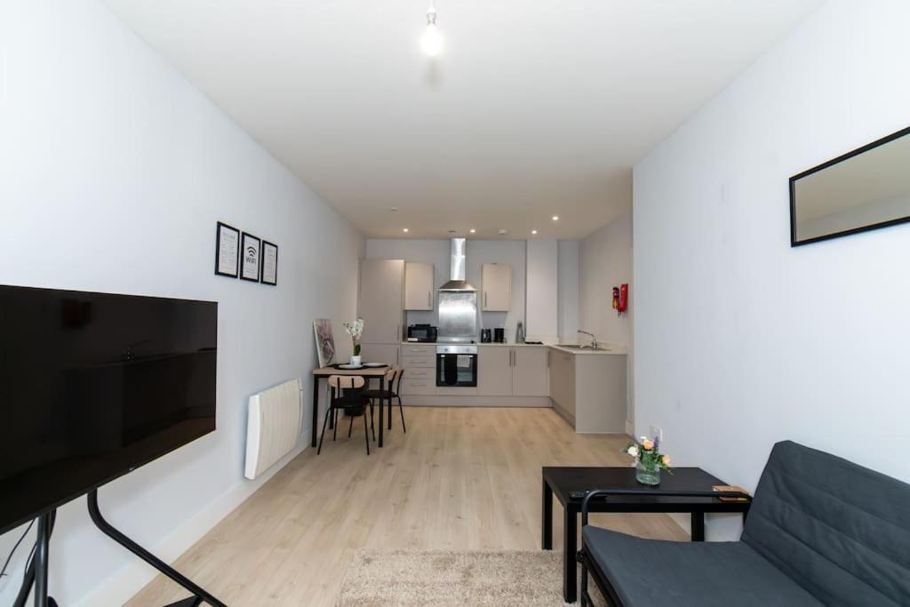 Tranquil 1BR in Heathrow with Free Parking view 5