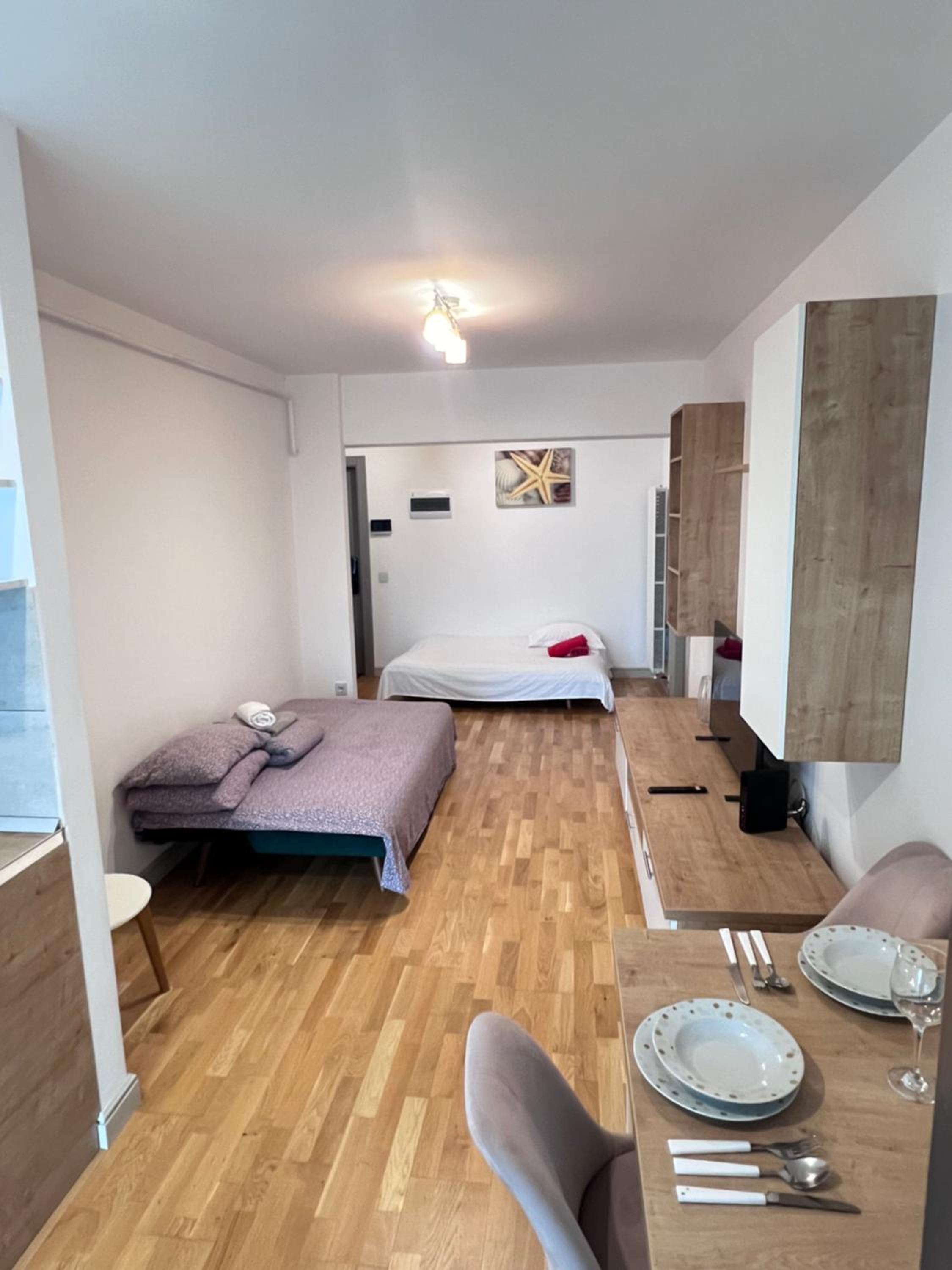 Airport FlyHub Chic Apartment-Self Checkin view 5