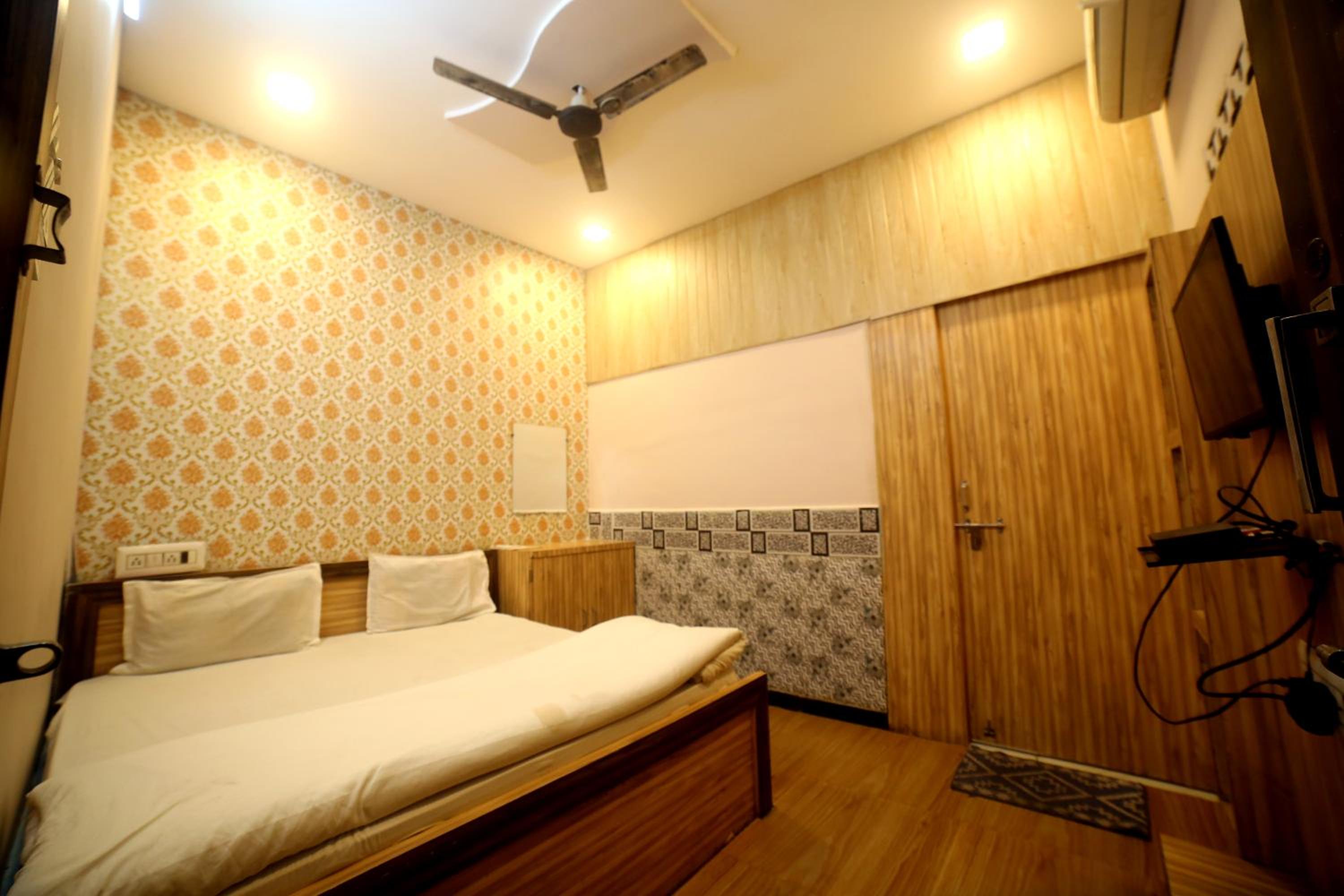 Kamari Hotels Vinayak