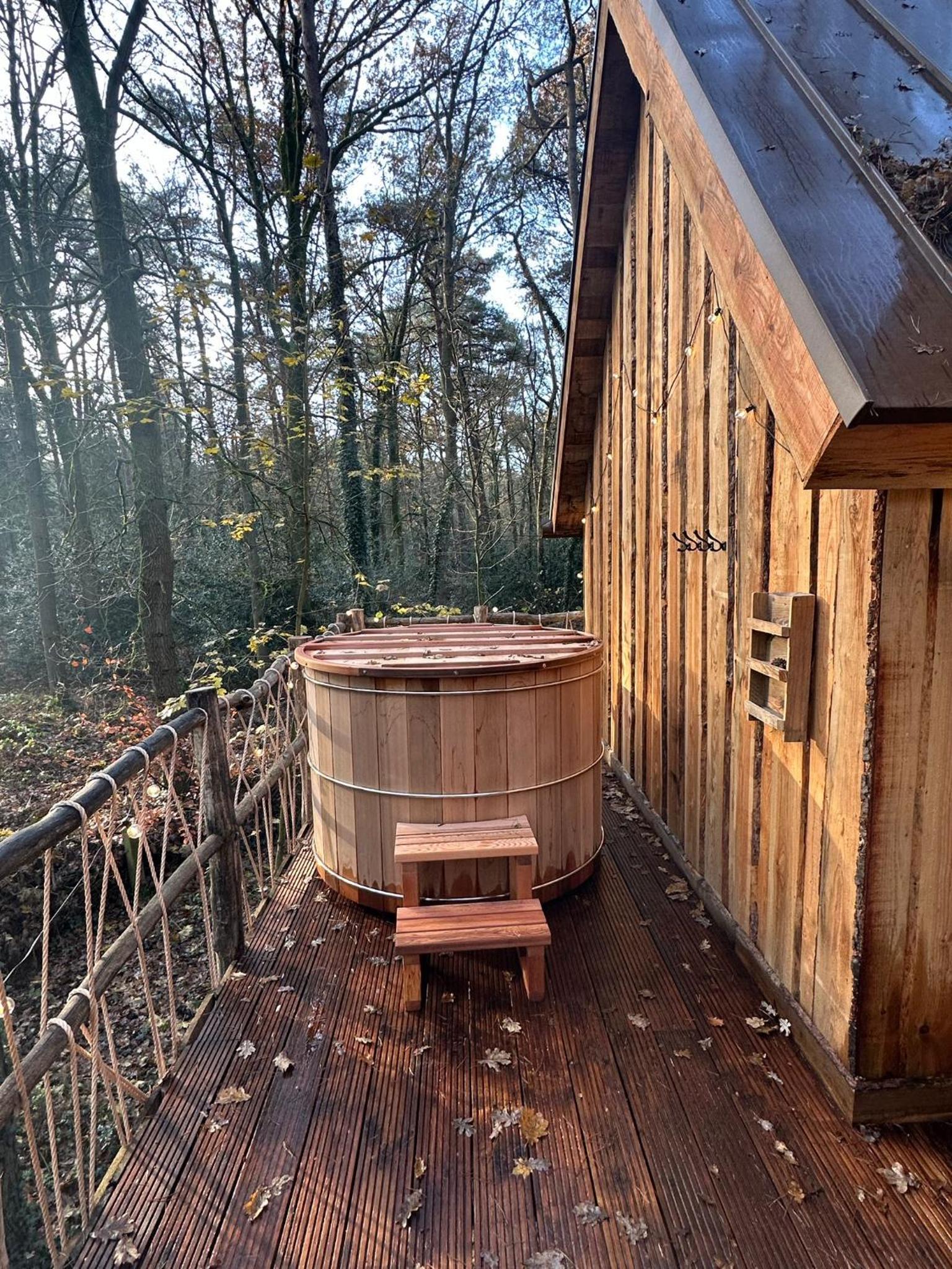 Unieke boomhutten met hot tub door Bed en Boshuisjes