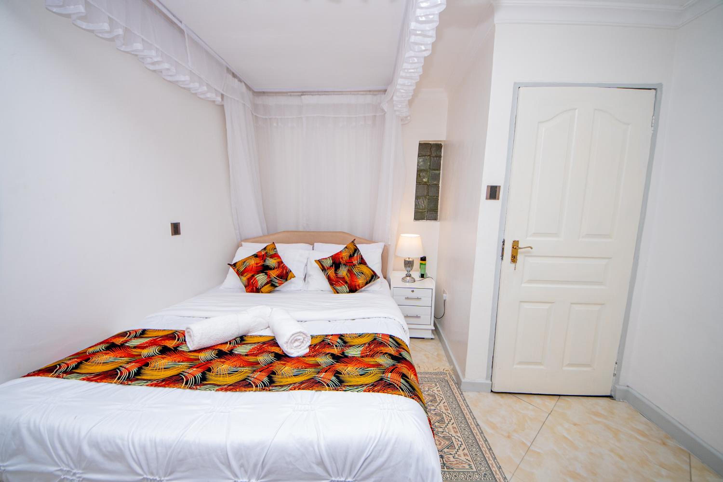 Arabella Bloom - Chic 1-Bedroom Apartment near Waterfront Mall Karen view 4