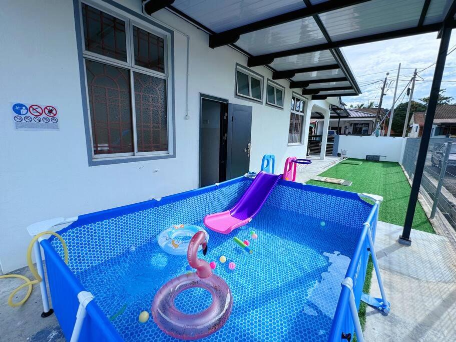 SemiD-Projector-Pool-Netflix-3R2BR-FullyAircon photo 1