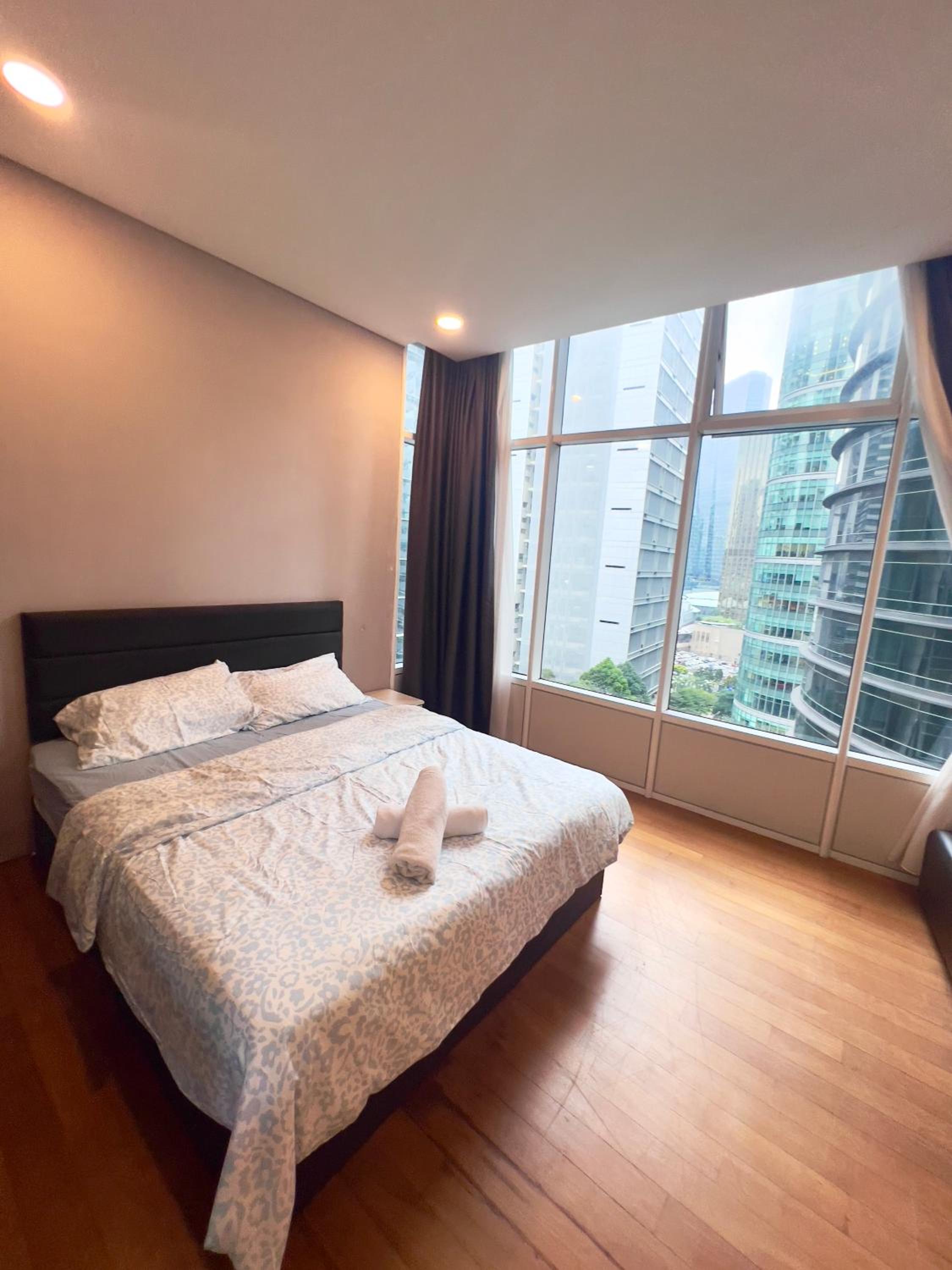 Spacious Living Suites 2 min to Twin Tower