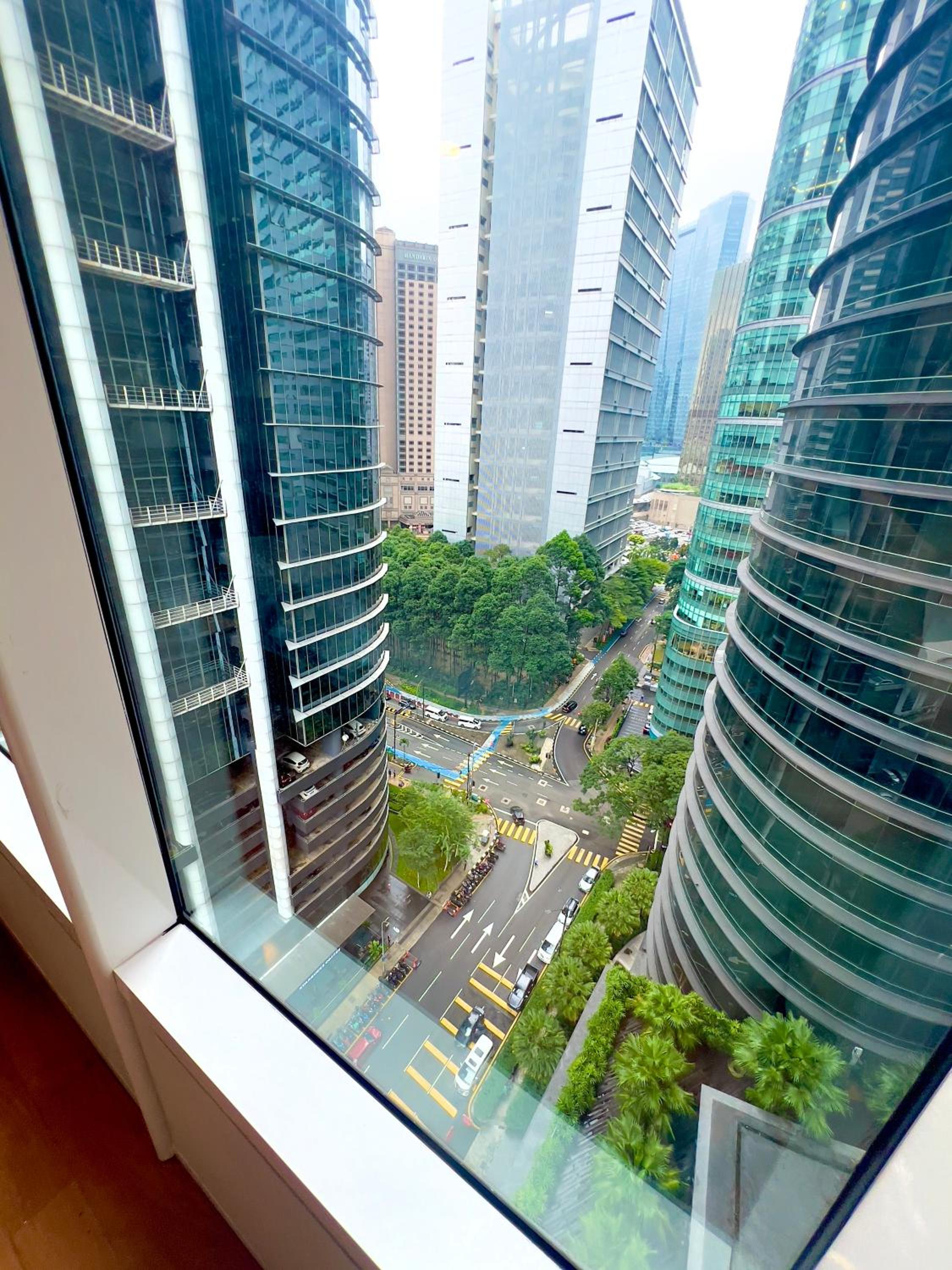 Spacious Living Suites 2 min to Twin Tower