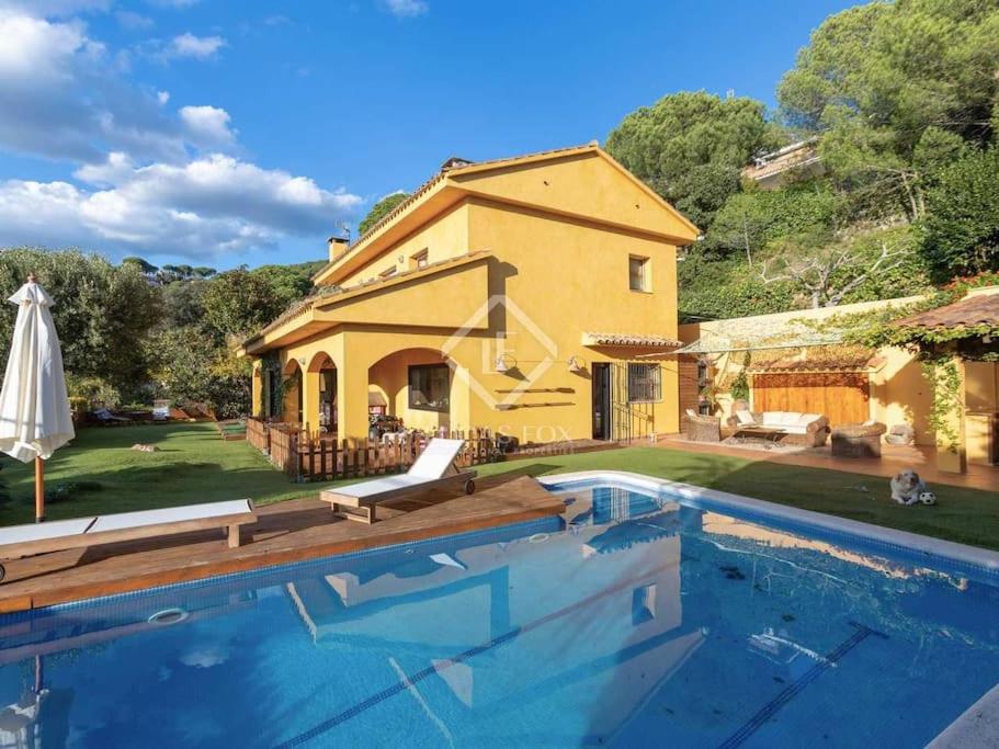Beautiful house with sea view near Barcelona