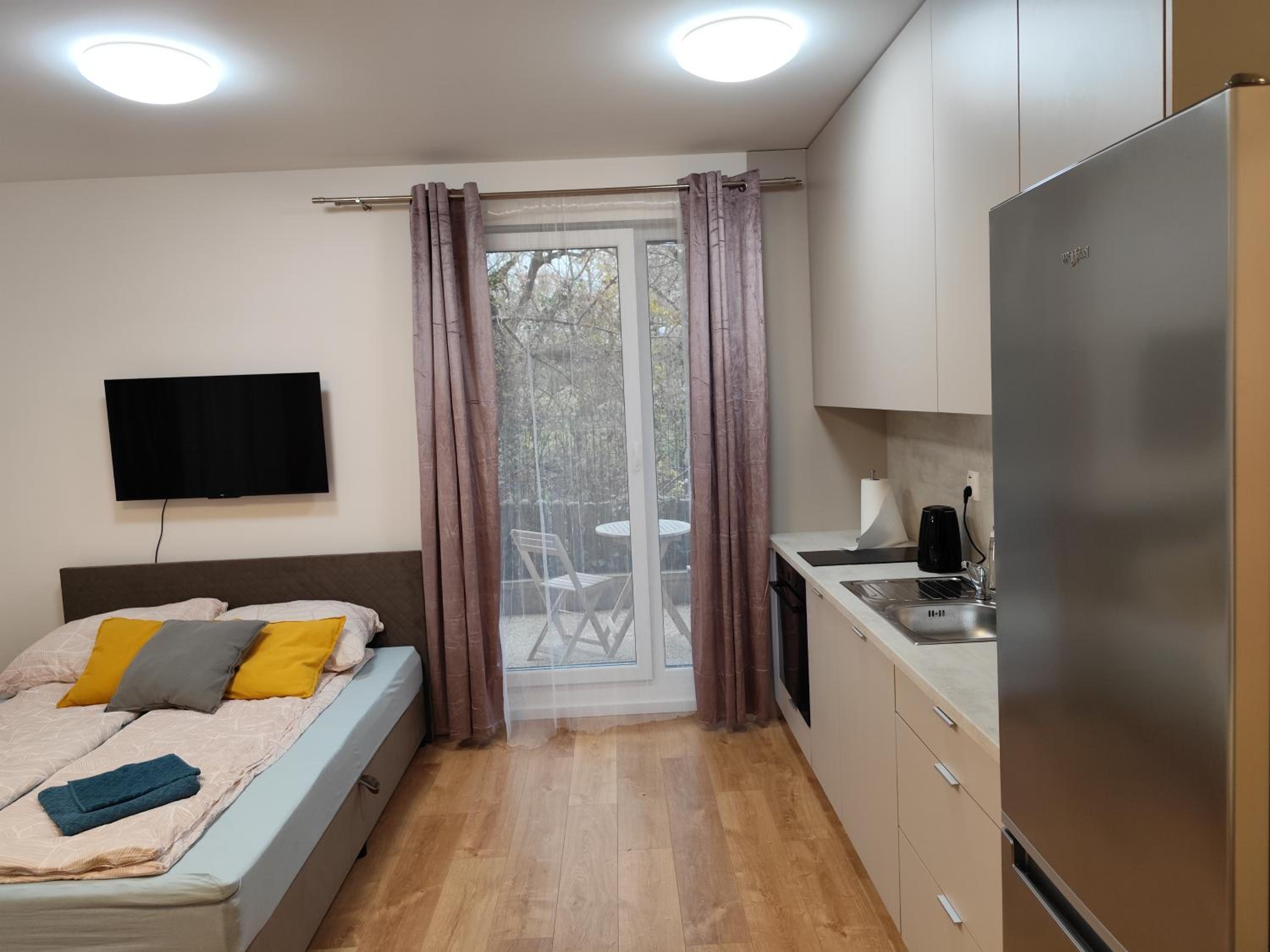 Air conditioned 1 room Apartment, with garden, new building view 4