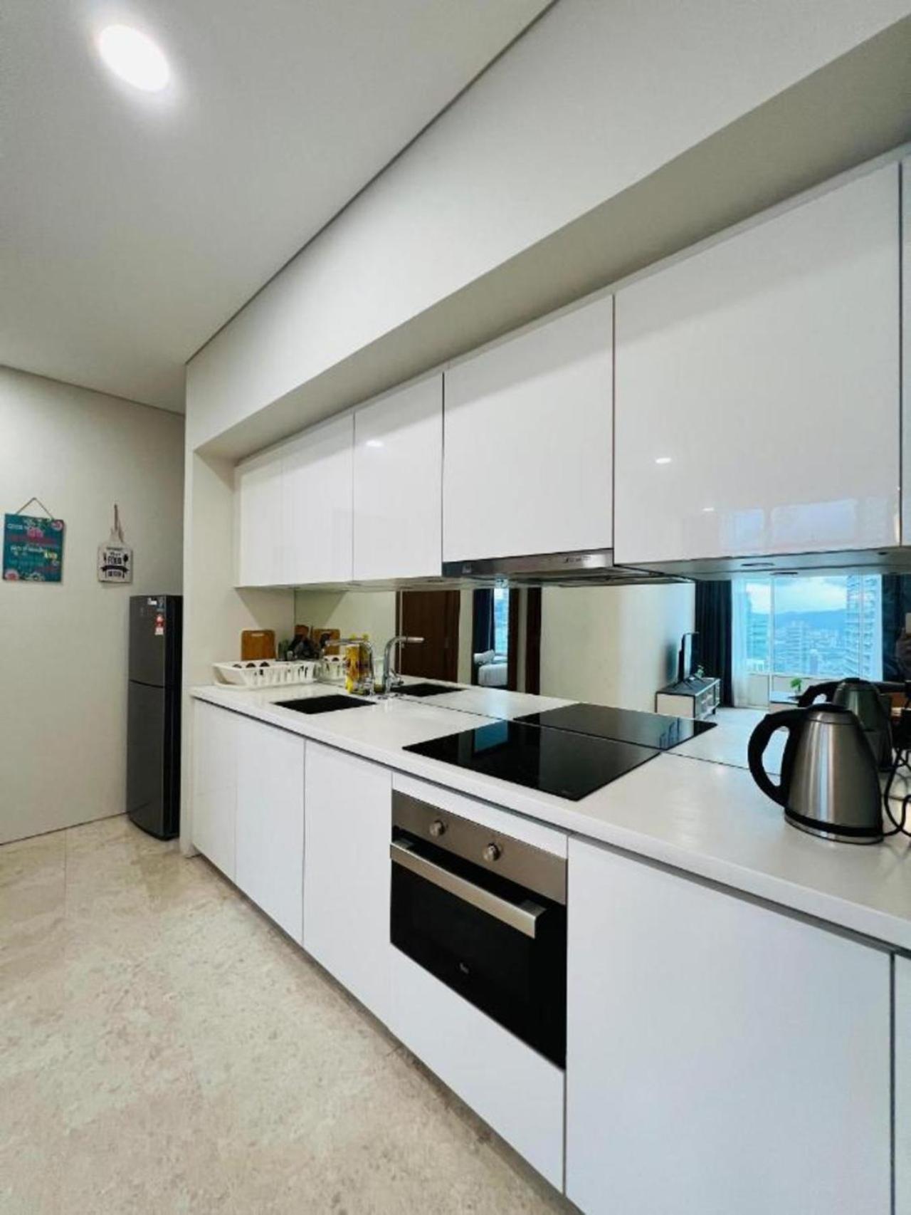 Spacious Living Suites 2 min to Twin Tower