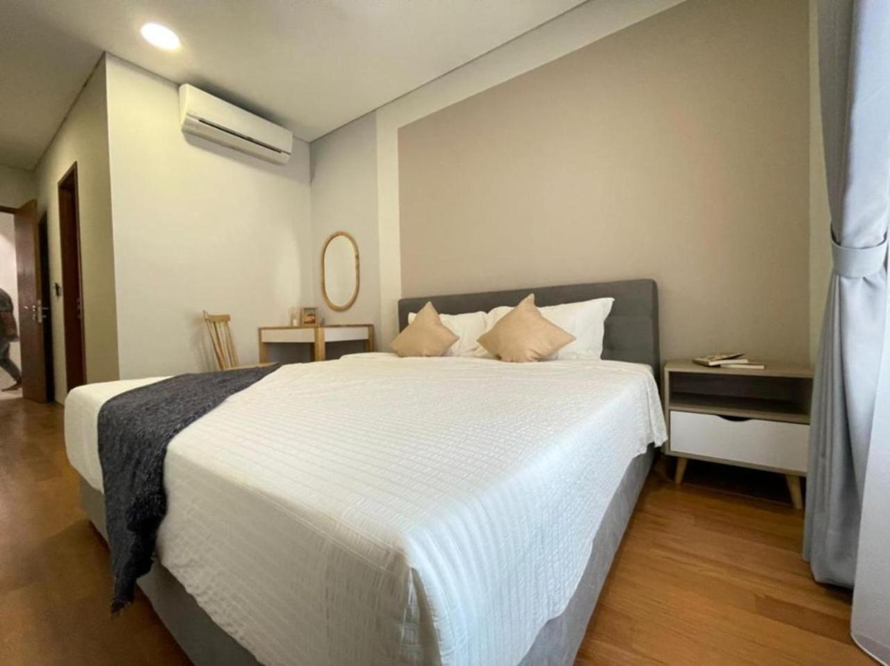 Spacious Living Suites 2 min to Twin Tower