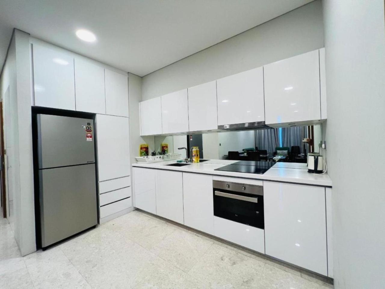 Spacious Living Suites 2 min to Twin Tower