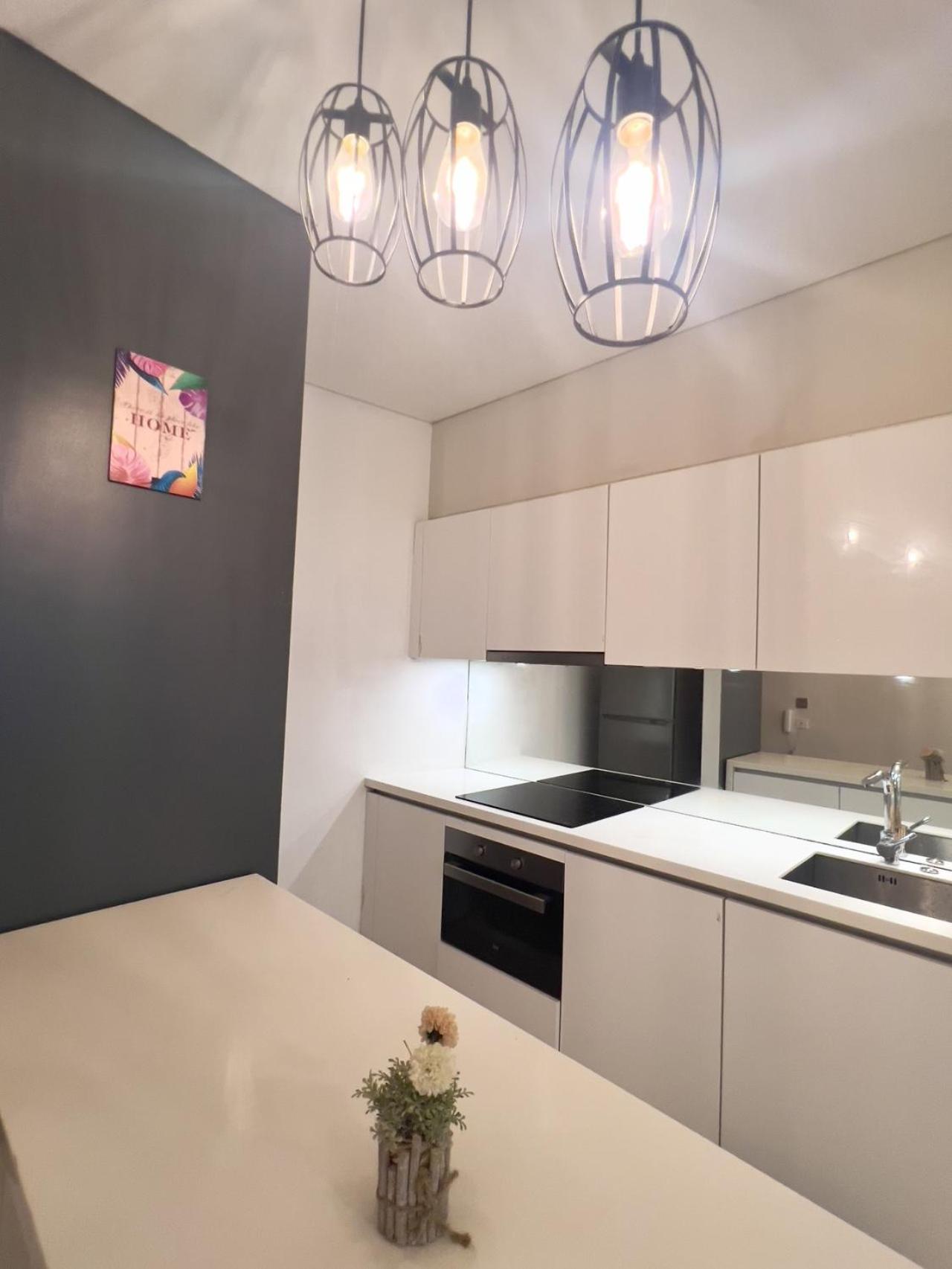 Spacious Living Suites 2 min to Twin Tower