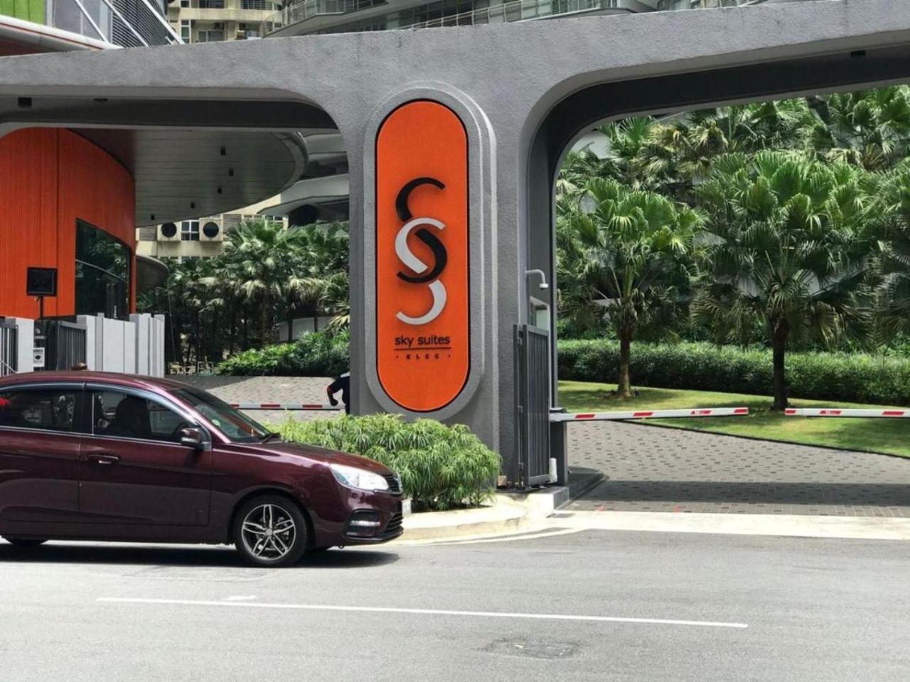 Spacious Living Suites 2 min to Twin Tower