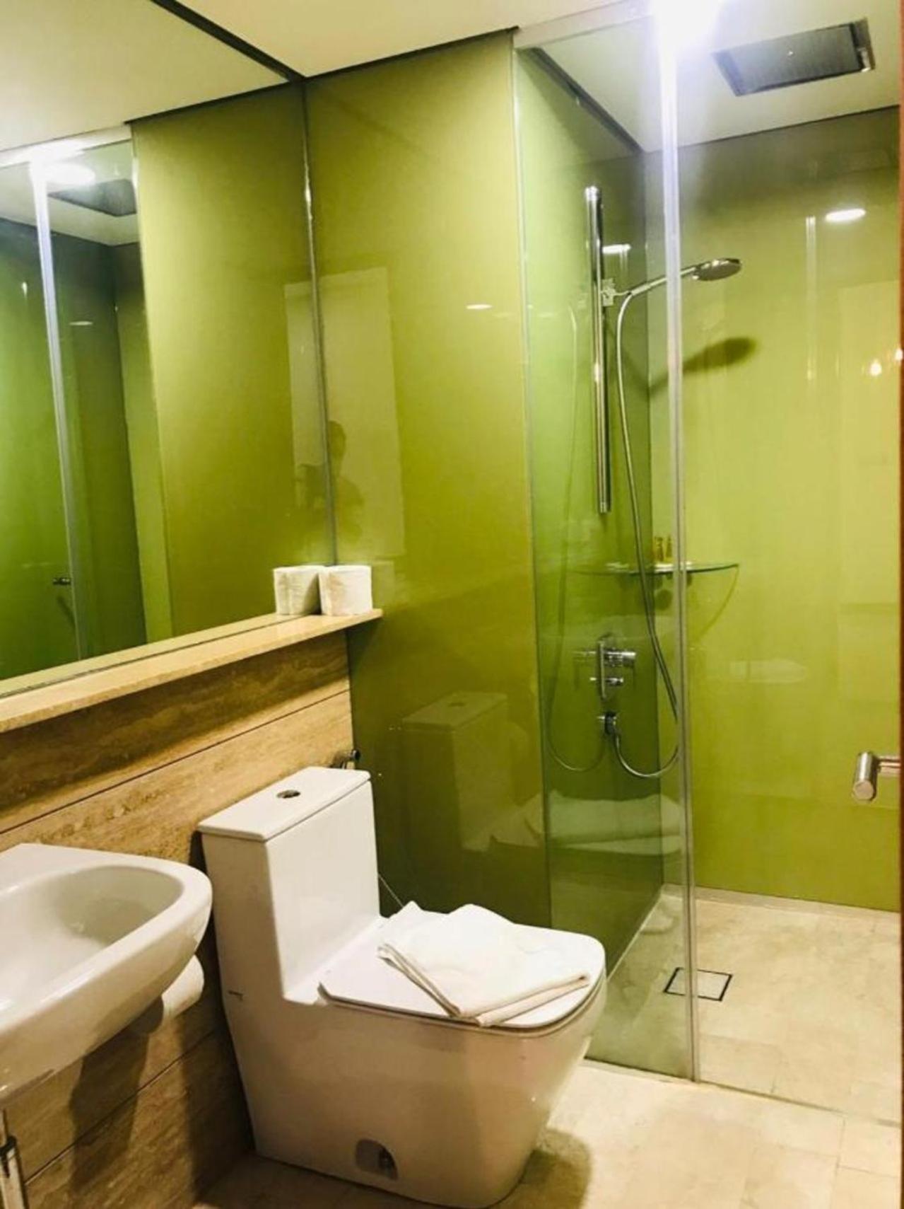 Spacious Living Suites 2 min to Twin Tower