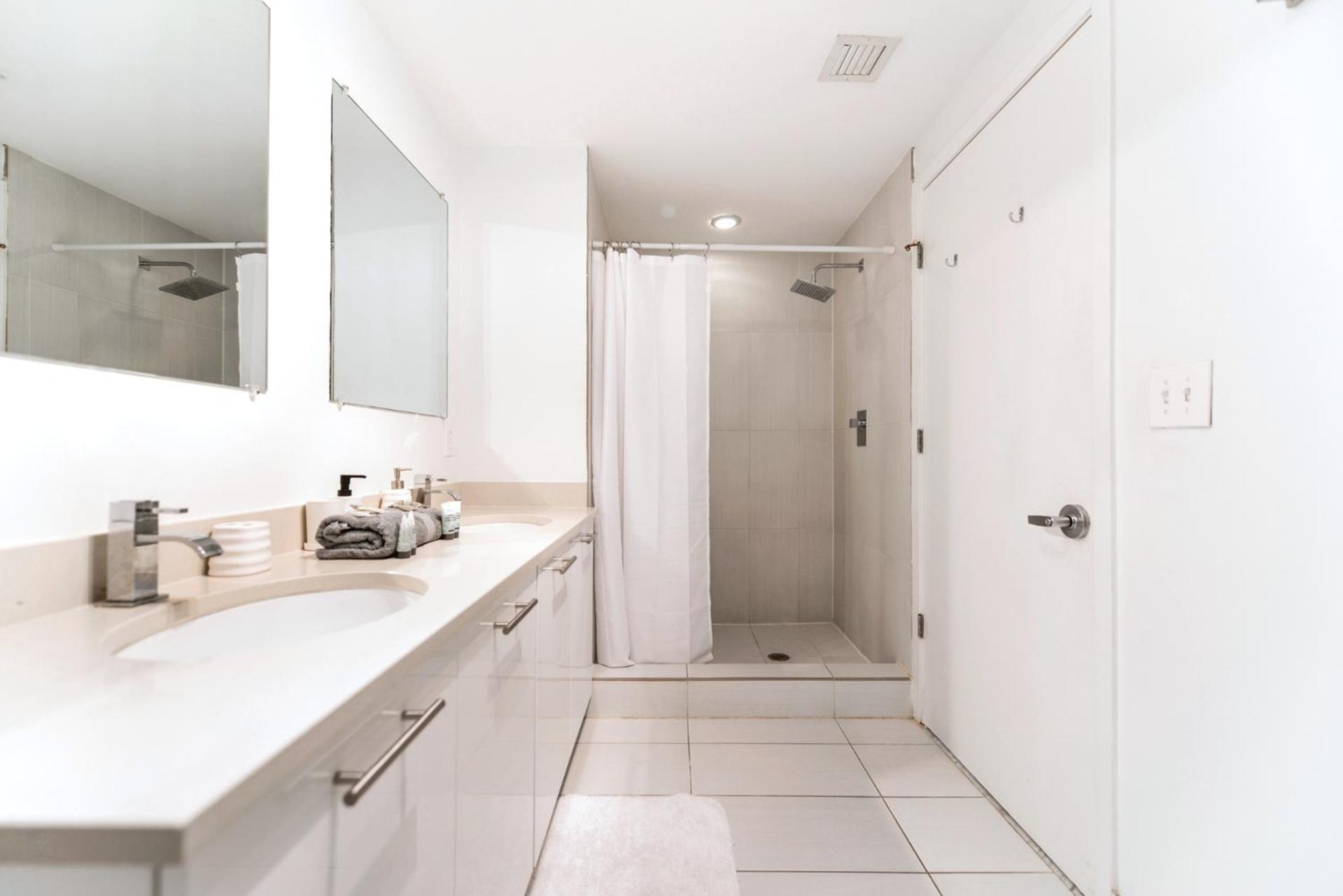 Spacious and Stylish Condo at Midtown w Top Amenities!