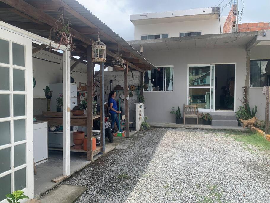 Casa a 6min da praia e do Shopping