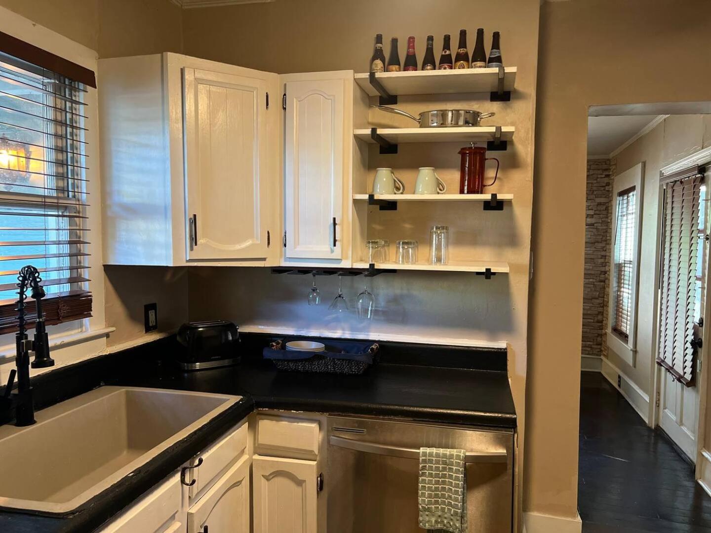 Historic Little Bungalow in Eclectic Neighborhood Downtown