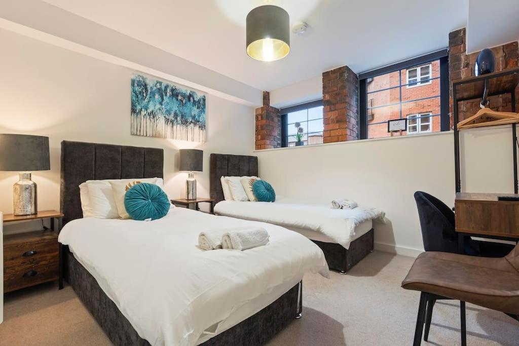 Birmingham City Centre Apartment - Sleeps upto 6 guests, on street car parking view 4