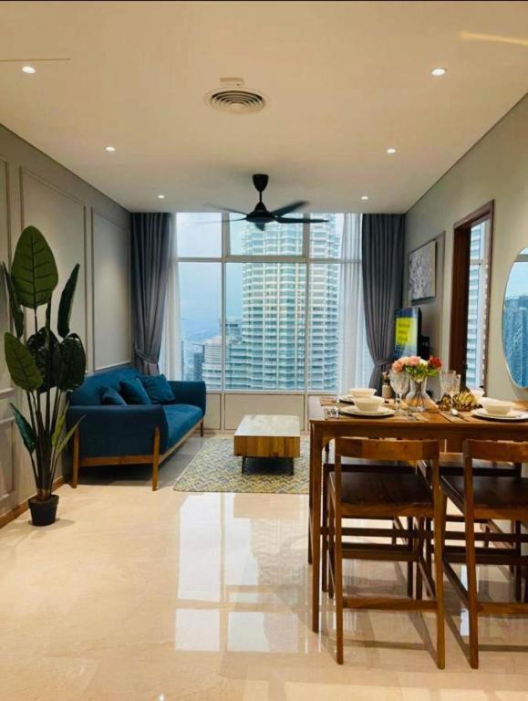 Spacious Living Suites 2 min to Twin Tower