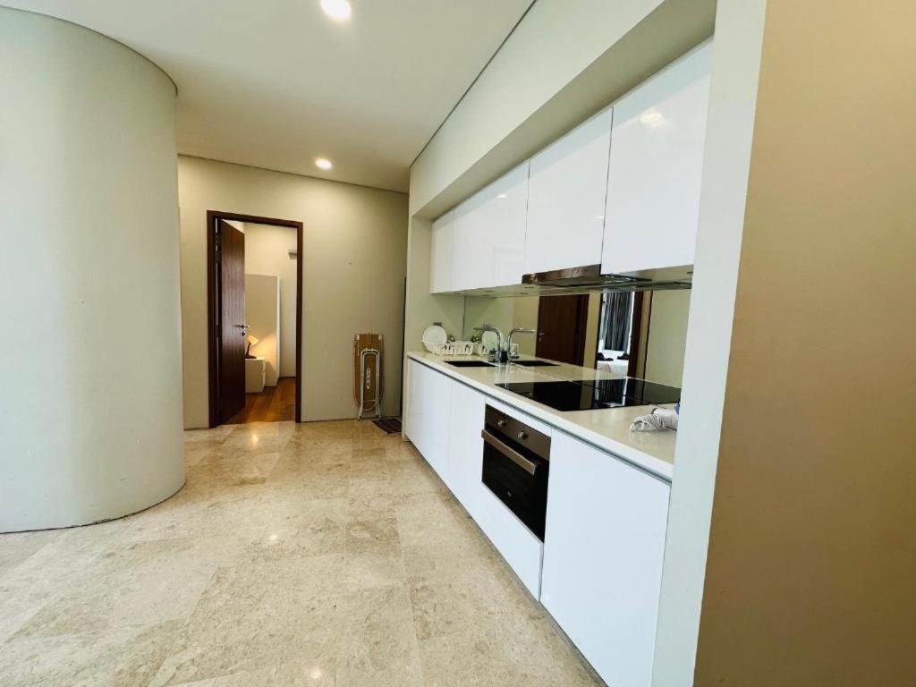 Spacious Living Suites 2 min to Twin Tower